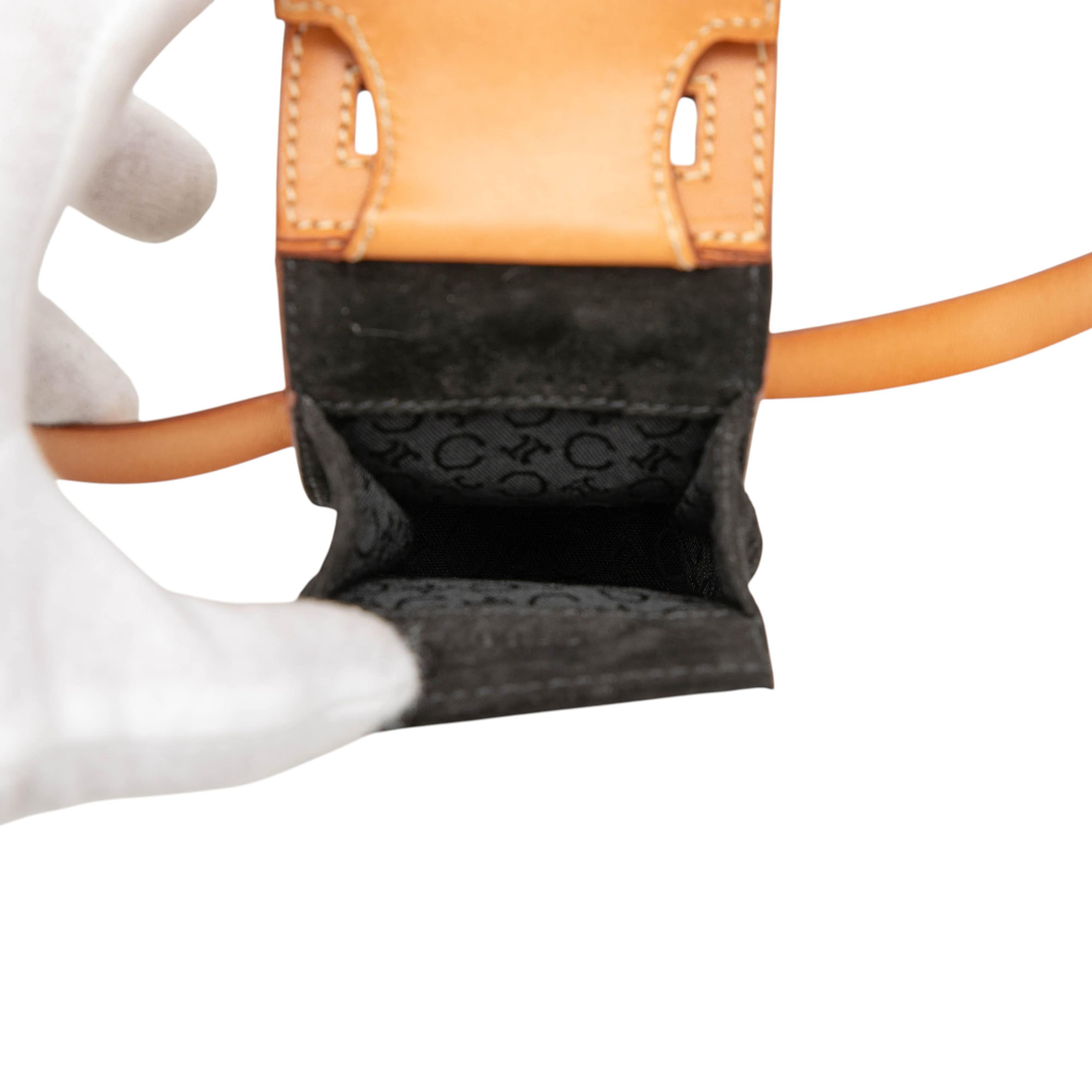 Celine C Macadam Suede Pochette Crossbody, från Luxclusif, i färgen black. Klicka för att öppna bilden i stort format