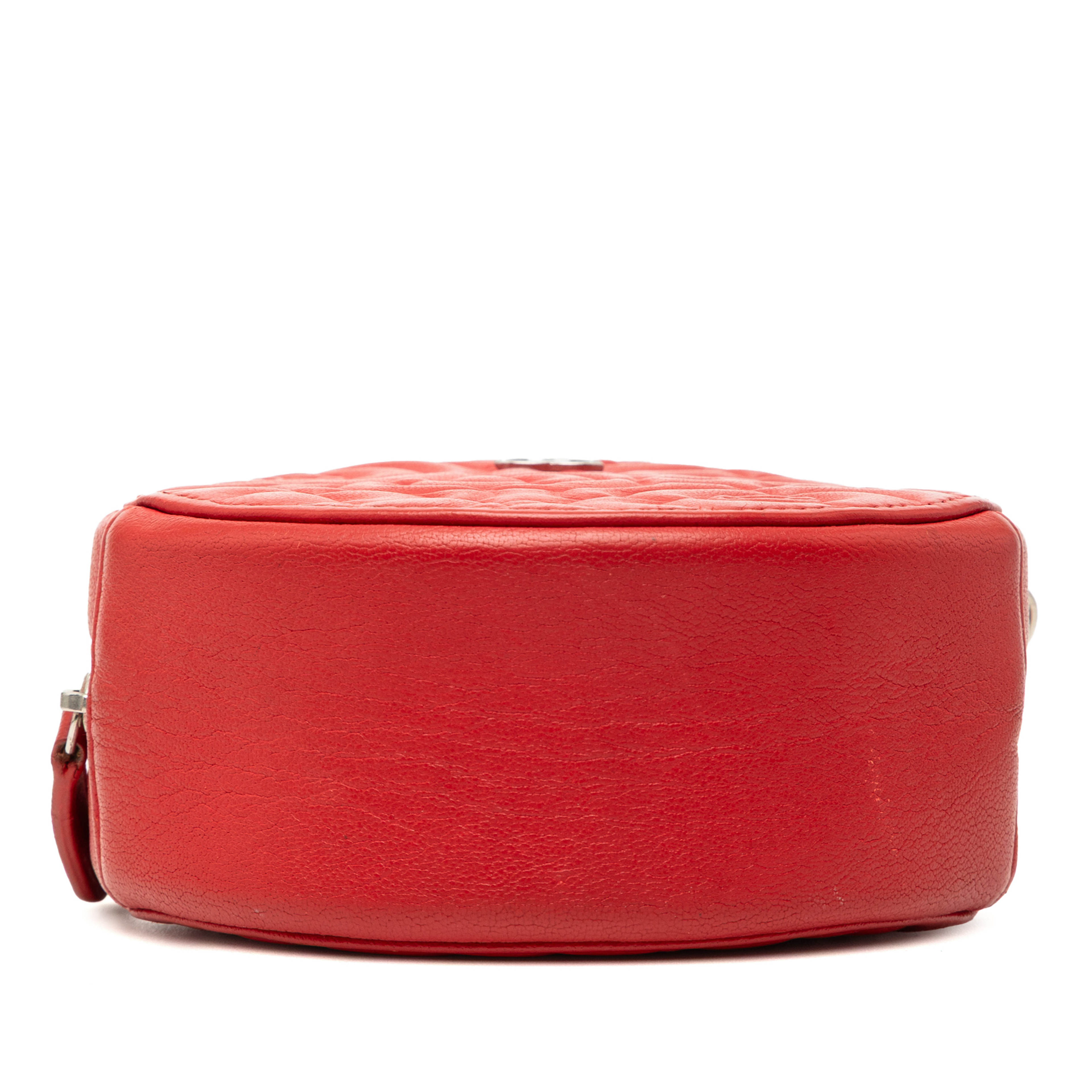 Chanel Cc Goatskin Camellia Round Clutch With Chain, från Luxclusif, i färgen red. Klicka för att öppna bilden i stort format