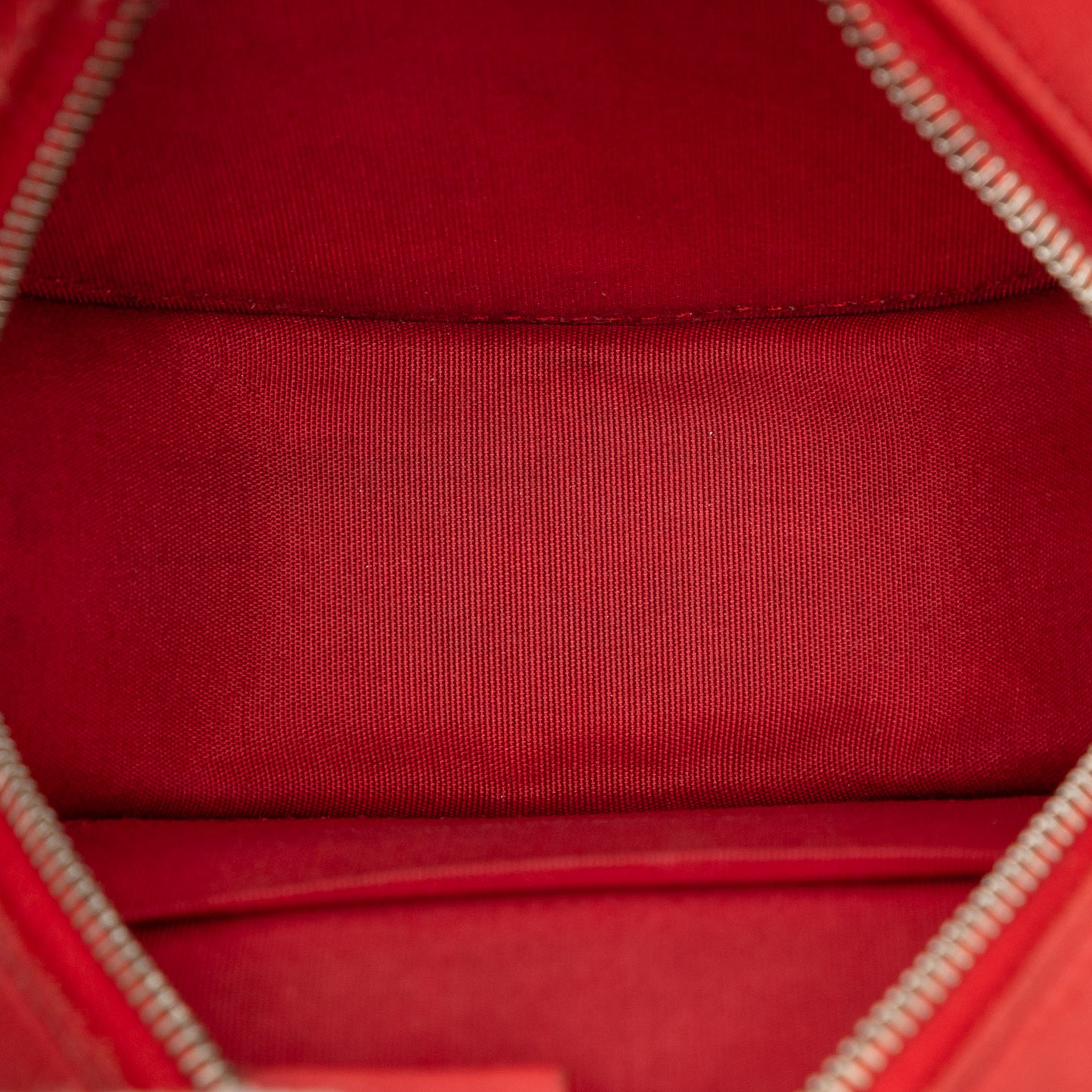 Chanel Cc Goatskin Camellia Round Clutch With Chain, från Luxclusif, i färgen red. Klicka för att öppna bilden i stort format