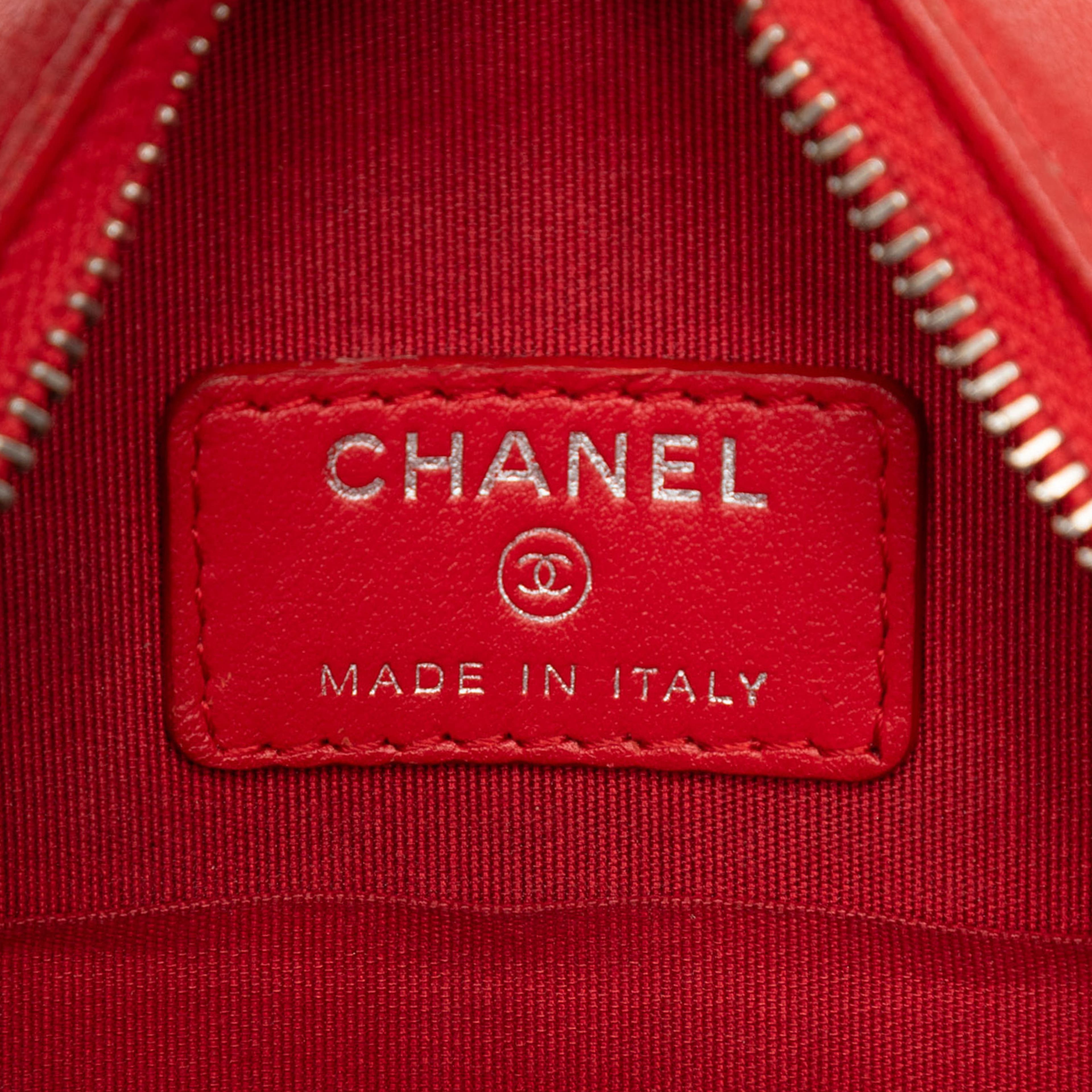 Chanel Cc Goatskin Camellia Round Clutch With Chain, från Luxclusif, i färgen red. Klicka för att öppna bilden i stort format