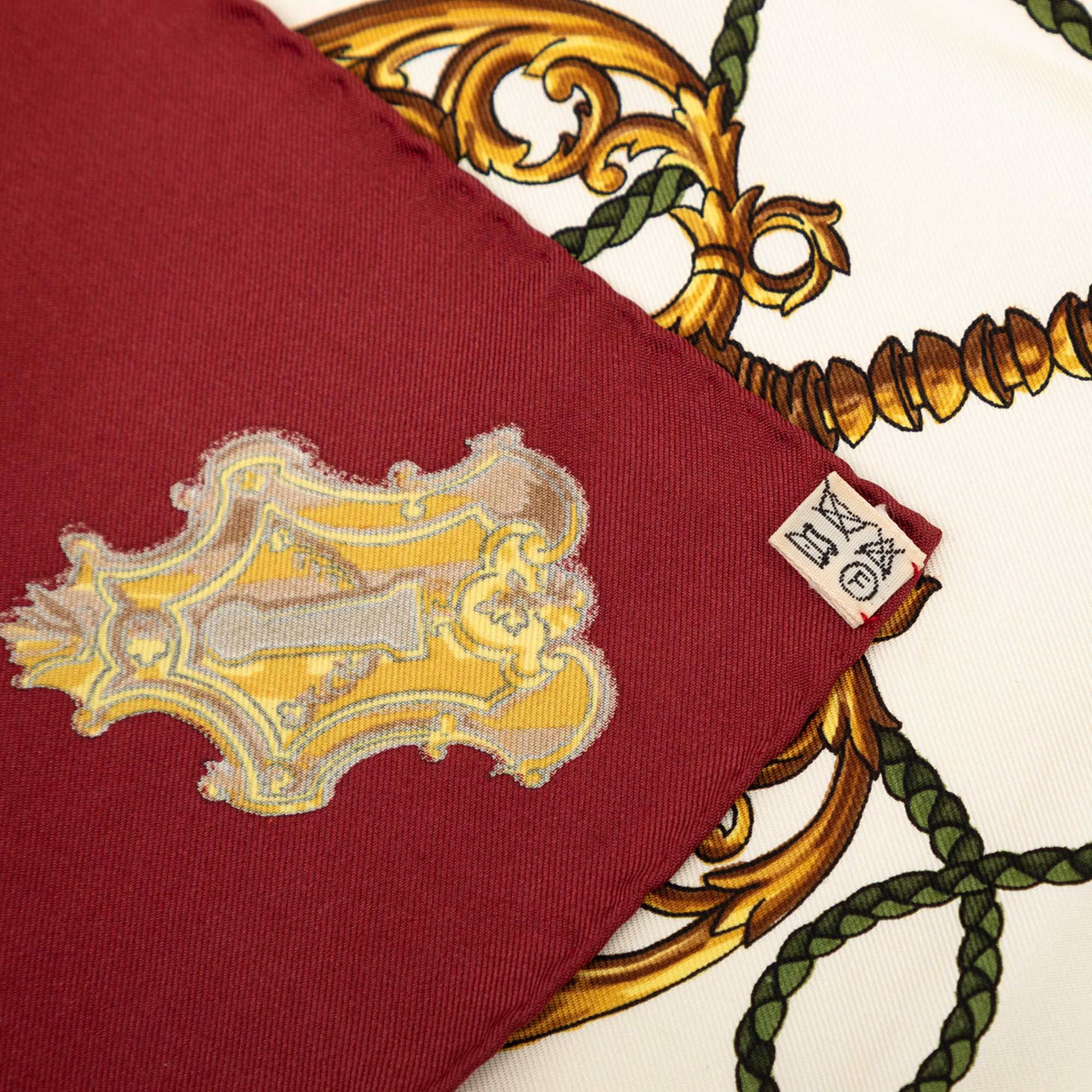 Hermès Les Cles Silk Scarf  90, från Luxclusif, i färgen röd. Klicka för att öppna bilden i stort format