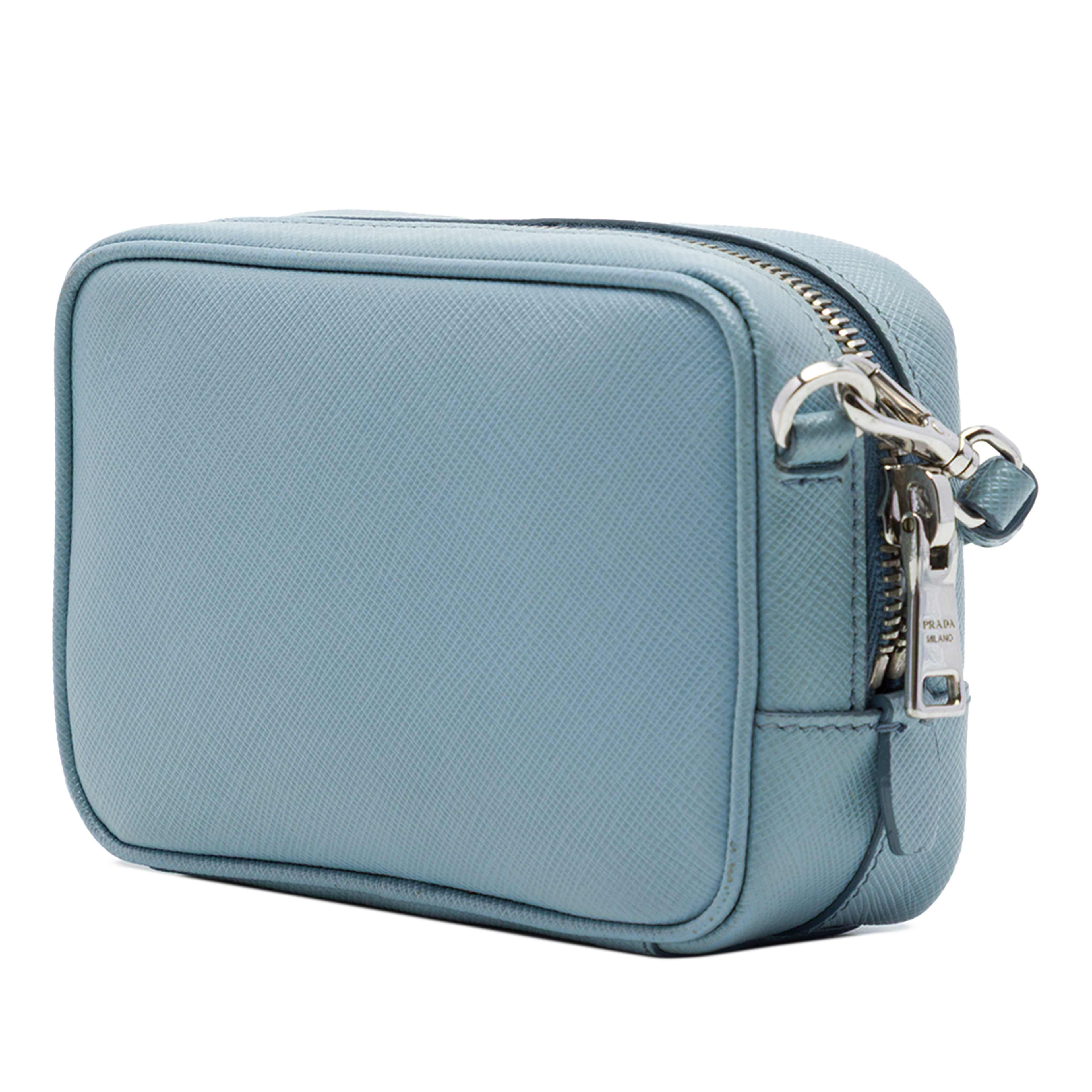 Prada Saffiano Fiocco Bow Camera Bag, från Luxclusif, i färgen blå. Klicka för att öppna bilden i stort format