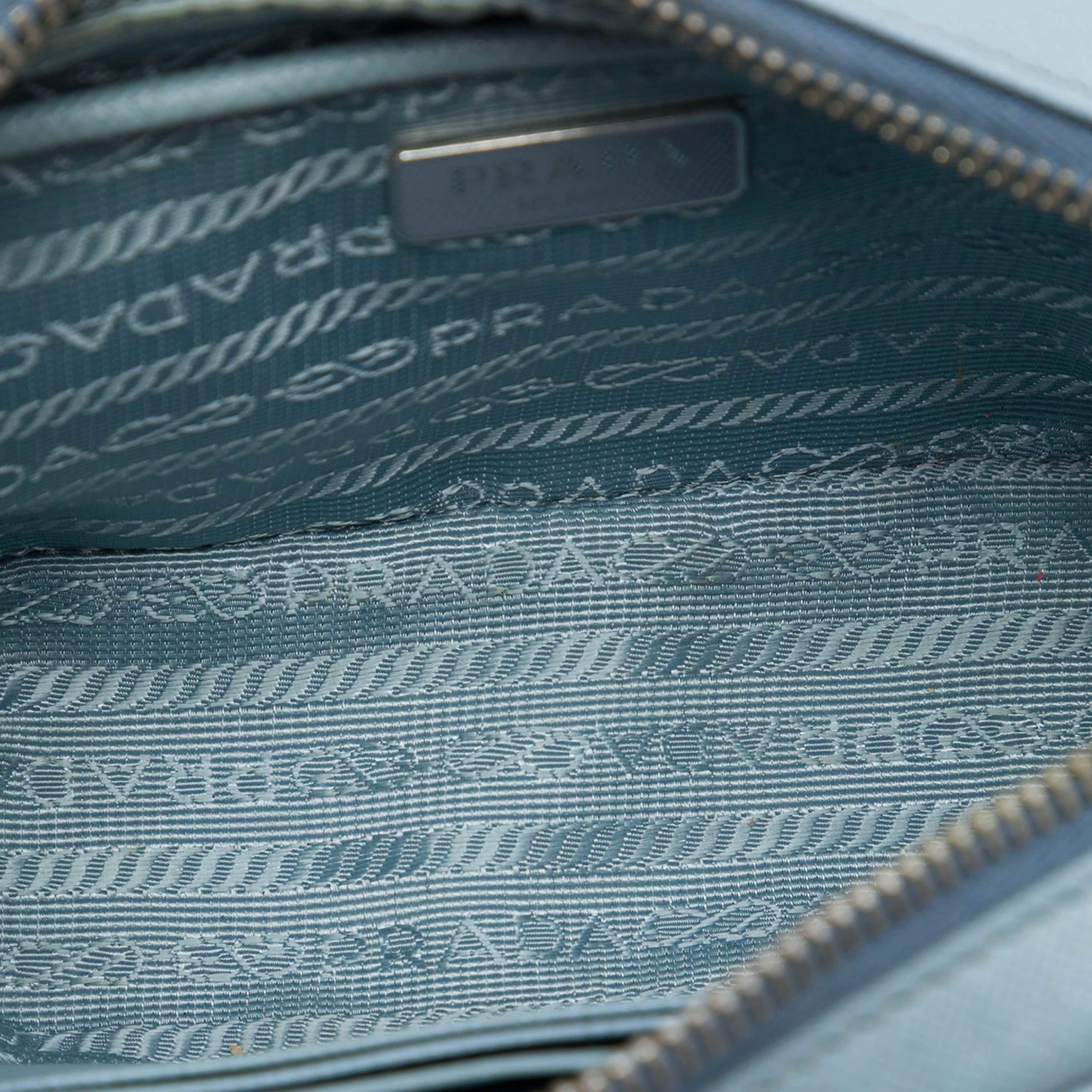 Prada Saffiano Fiocco Bow Camera Bag, från Luxclusif, i färgen blå. Klicka för att öppna bilden i stort format
