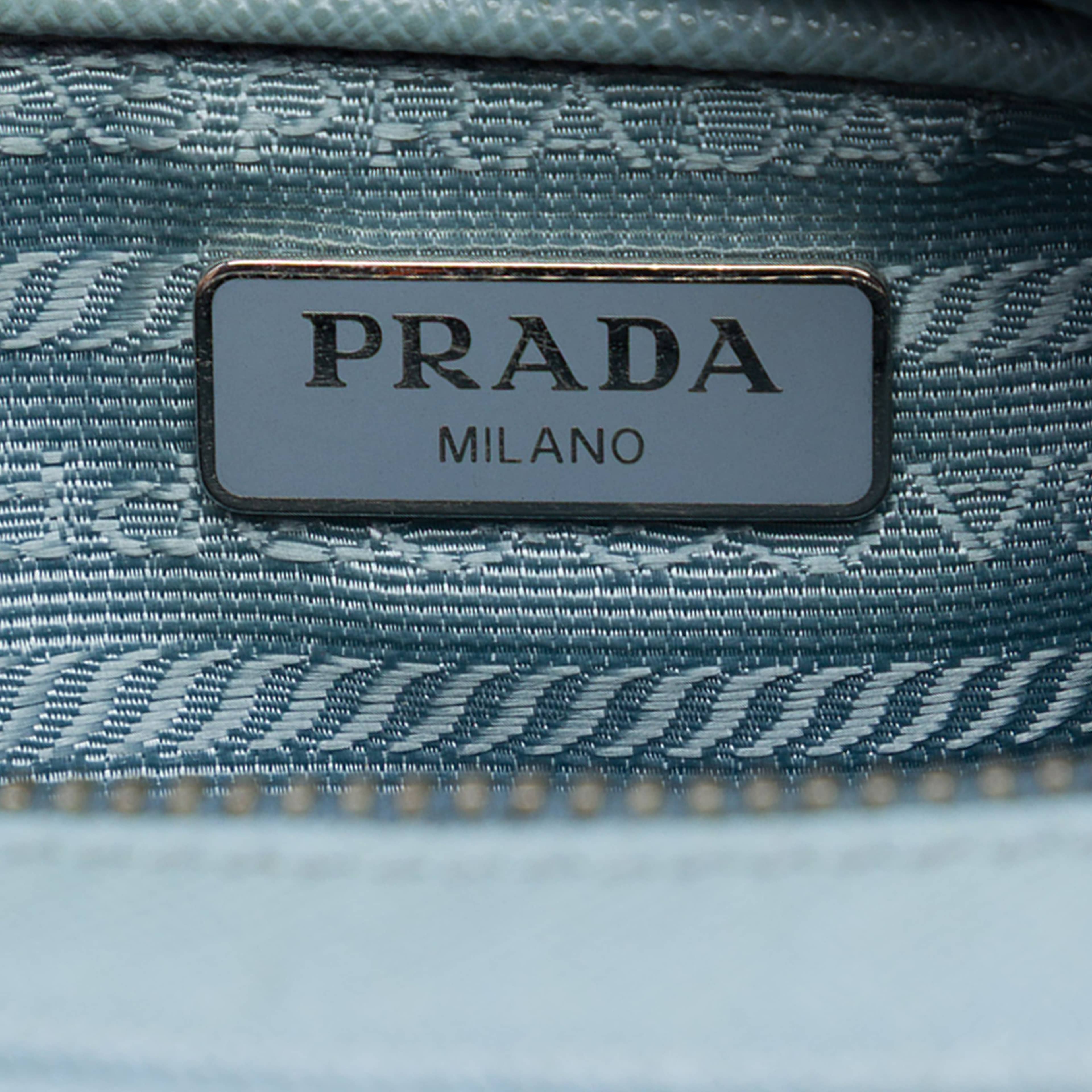 Prada Saffiano Fiocco Bow Camera Bag, från Luxclusif, i färgen blå. Klicka för att öppna bilden i stort format