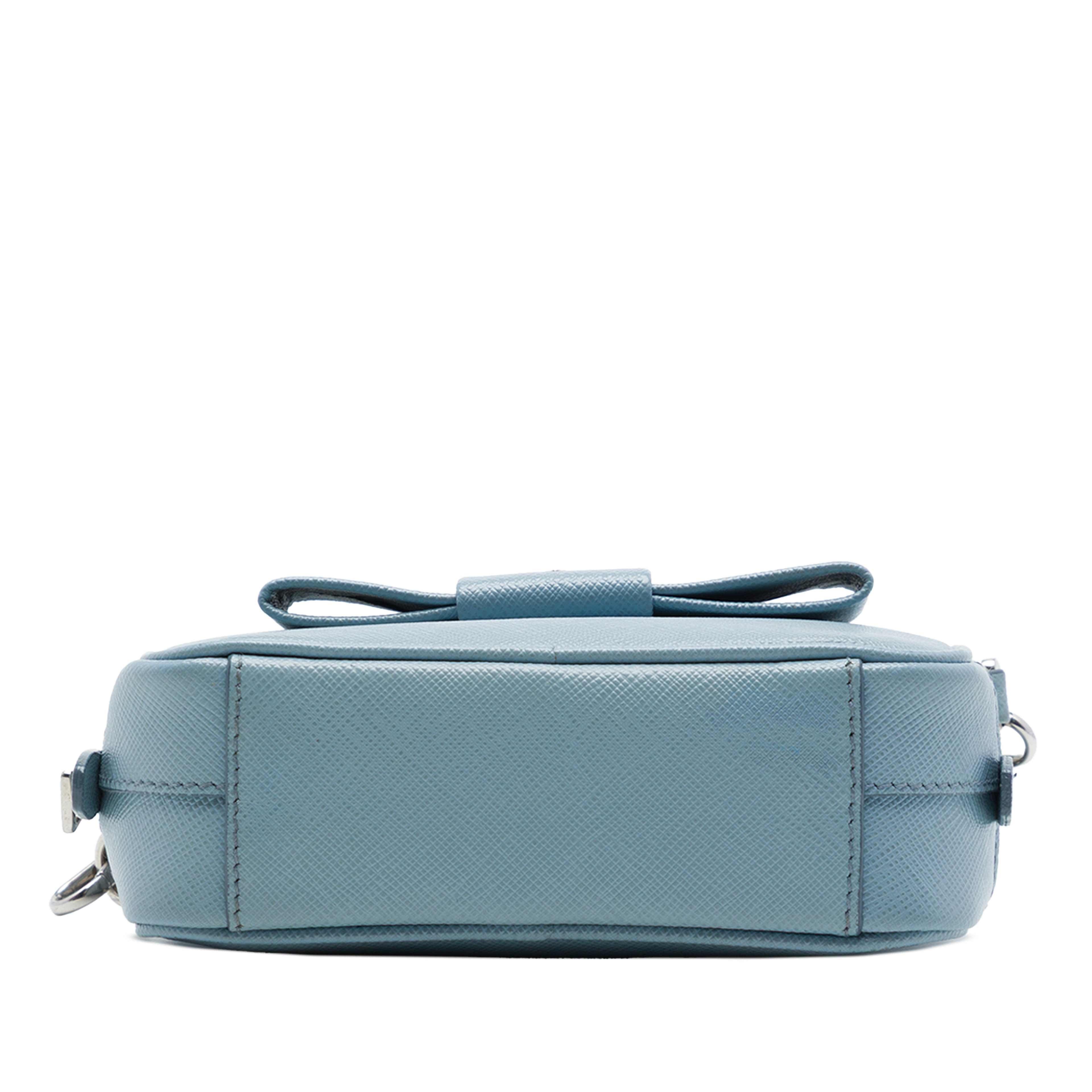 Prada Saffiano Fiocco Bow Camera Bag, från Luxclusif, i färgen blå. Klicka för att öppna bilden i stort format