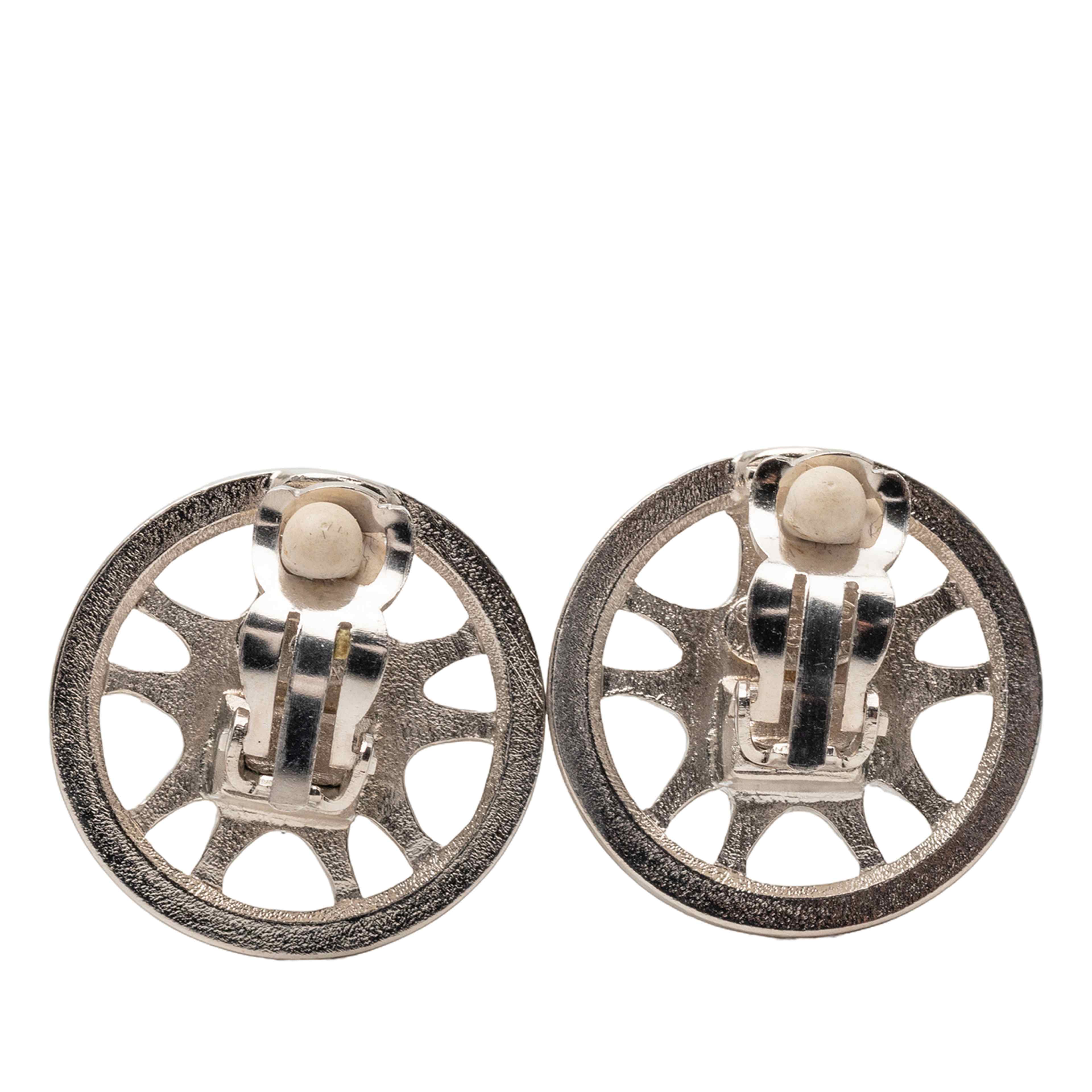 Chanel Cc Silver Plated Wheel Clip On Earrings, från Luxclusif, i färgen silver. Klicka för att öppna bilden i stort format