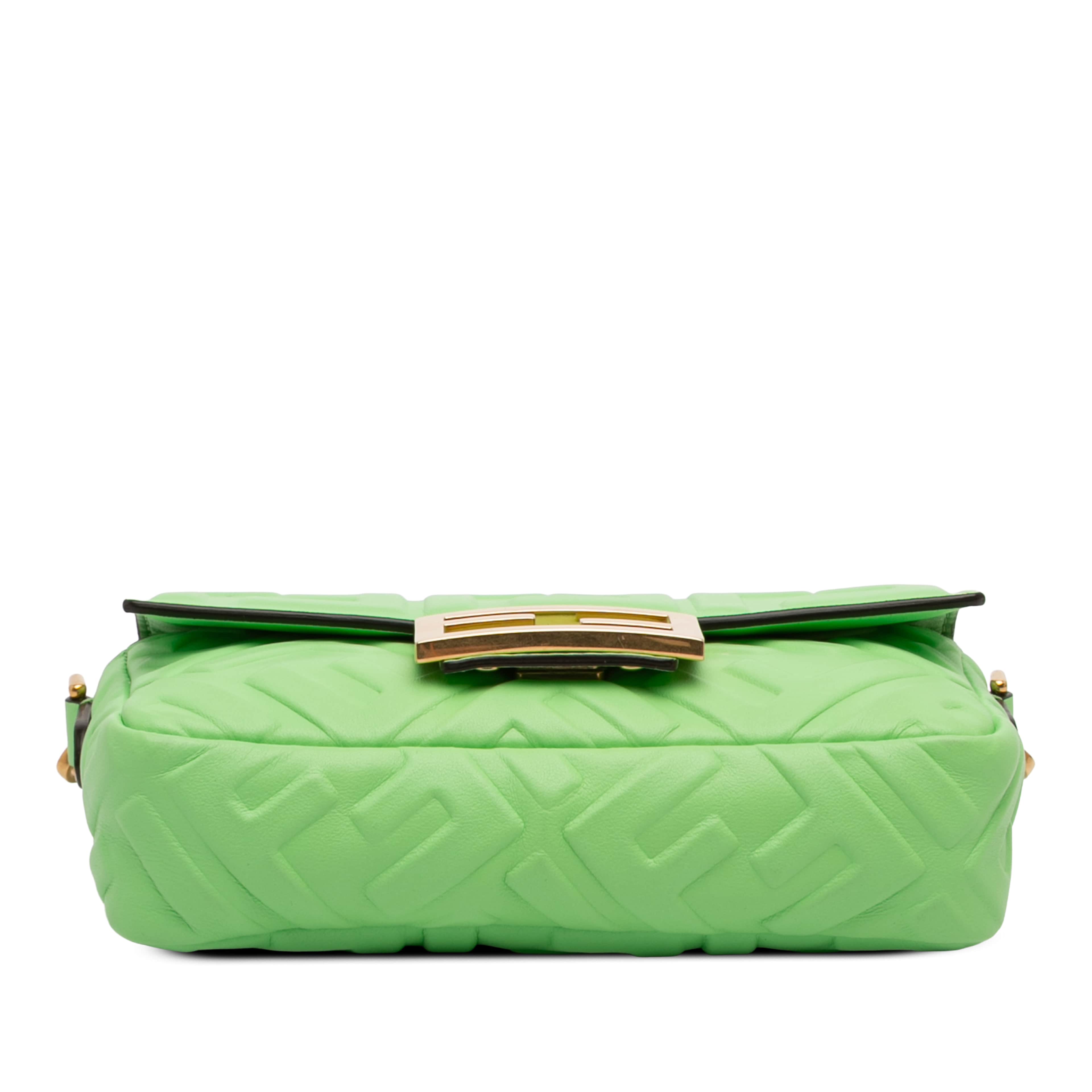 Fendi Mini Zucca Embossed Leather Baguette Satchel, från Luxclusif, i färgen grön. Klicka för att öppna bilden i stort format