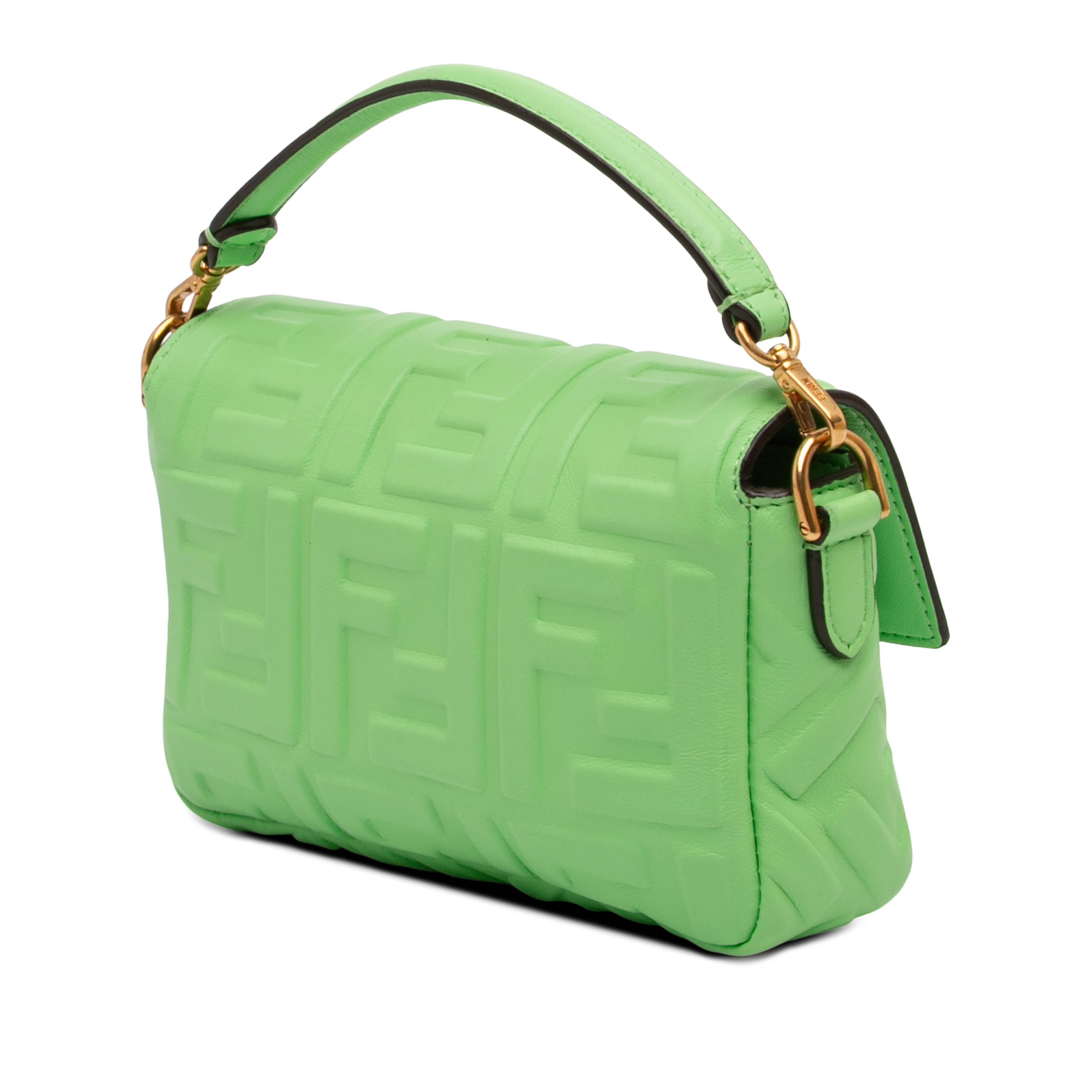 Fendi Mini Zucca Embossed Leather Baguette Satchel, från Luxclusif, i färgen grön. Klicka för att öppna bilden i stort format
