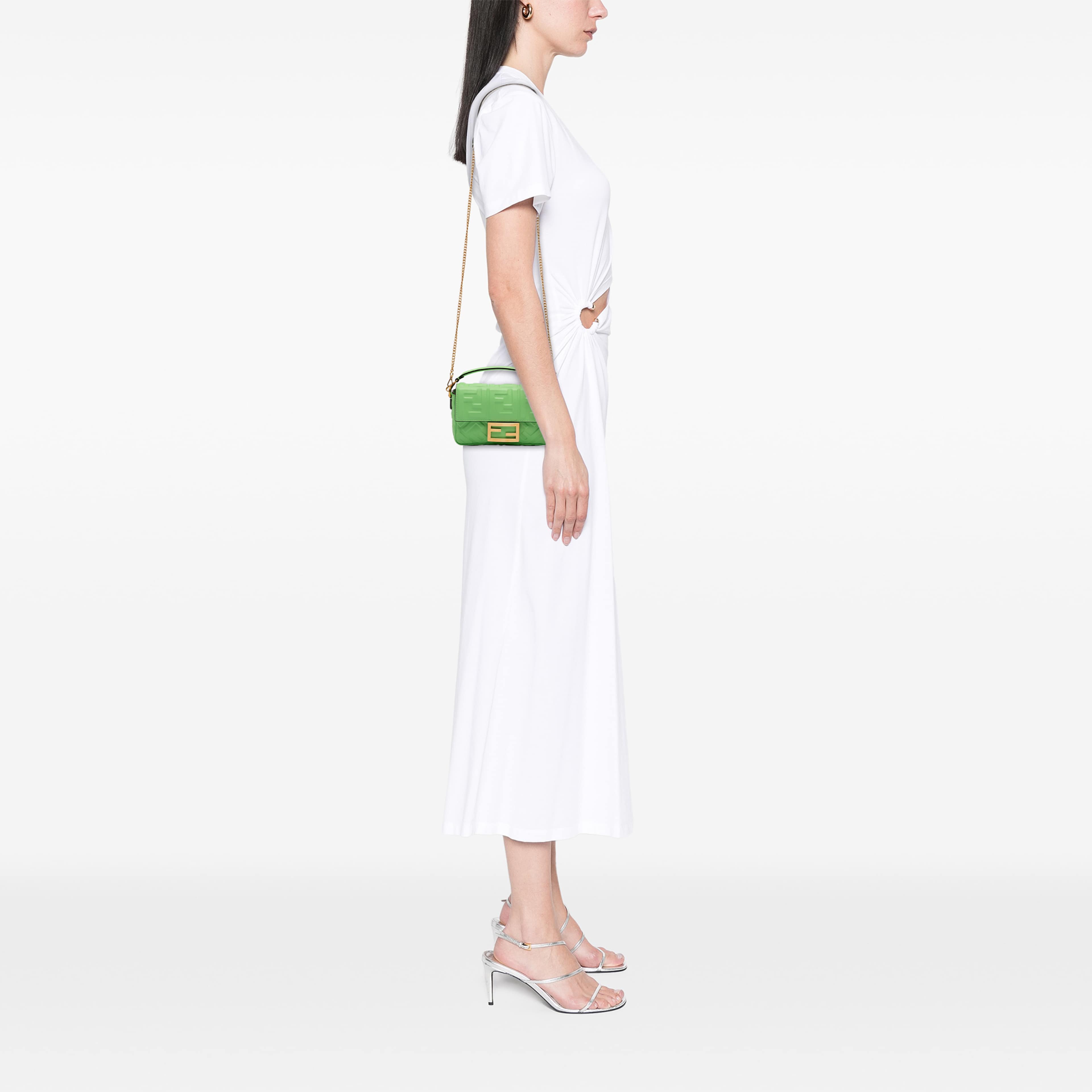 Fendi Mini Zucca Embossed Leather Baguette Satchel, från Luxclusif, i färgen grön. Klicka för att öppna bilden i stort format