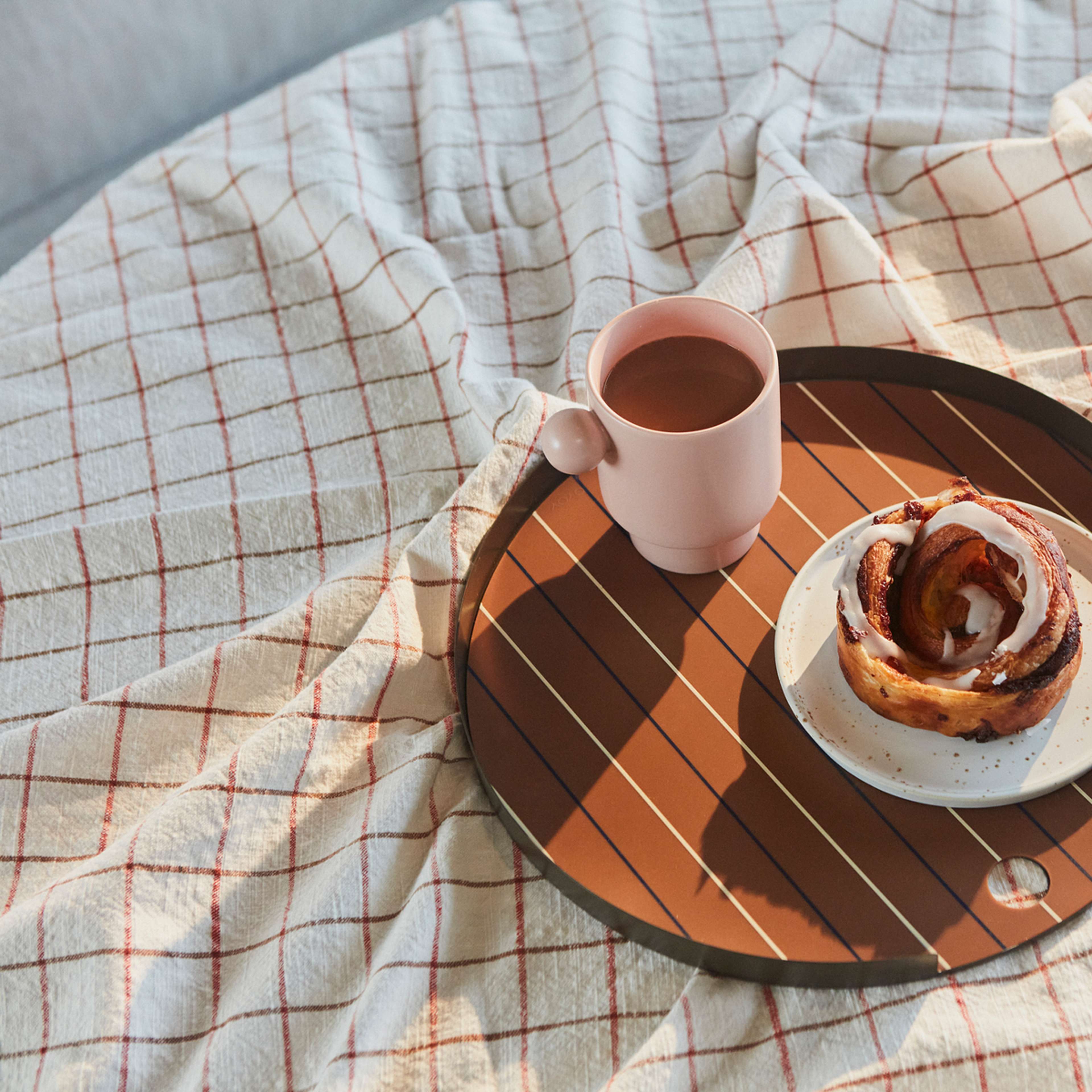 Oka Tray, från OYOY Living, i färgen choko. Klicka för att öppna bilden i stort format