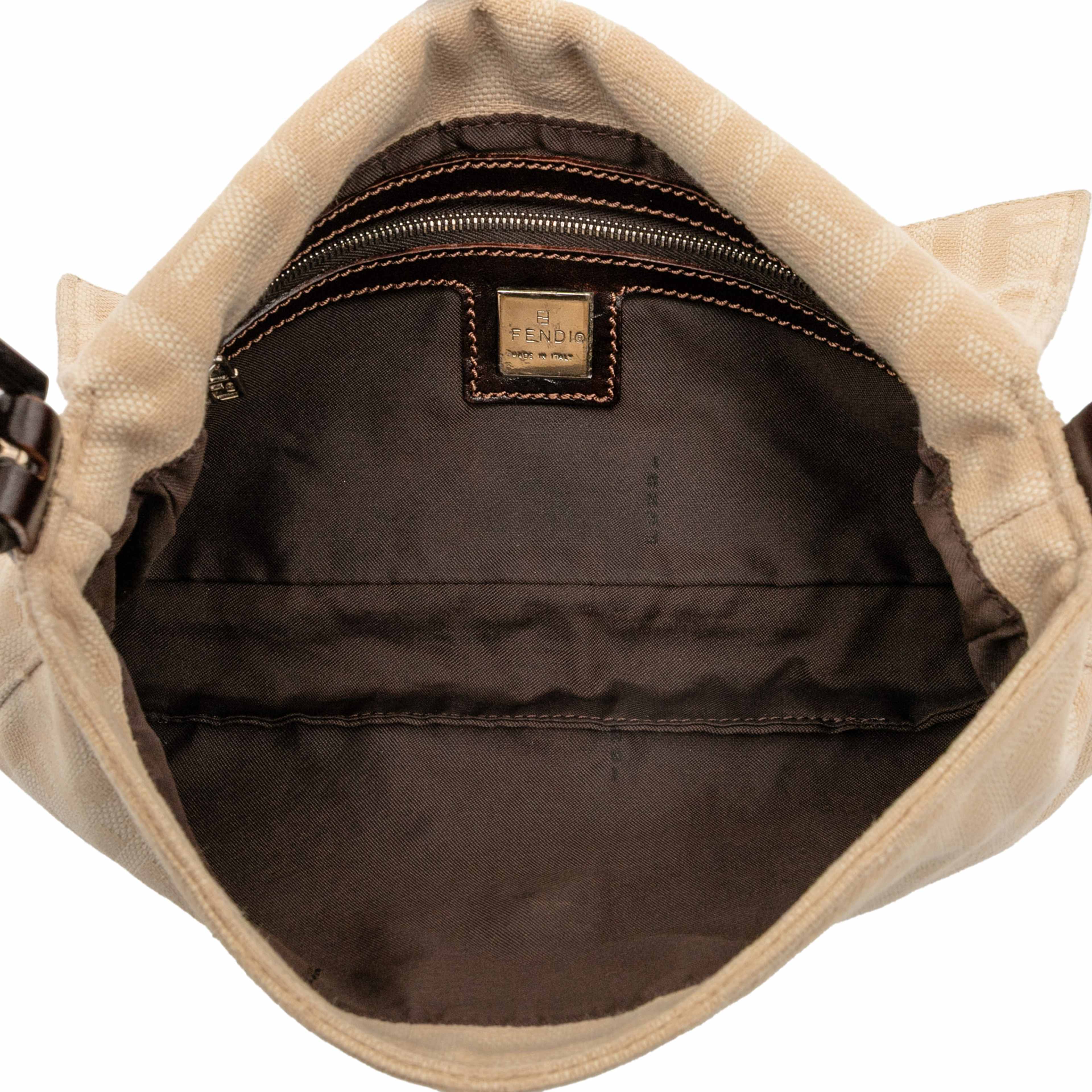 Fendi Zucca Canvas Baguette, från Luxclusif, i färgen beige. Klicka för att öppna bilden i stort format