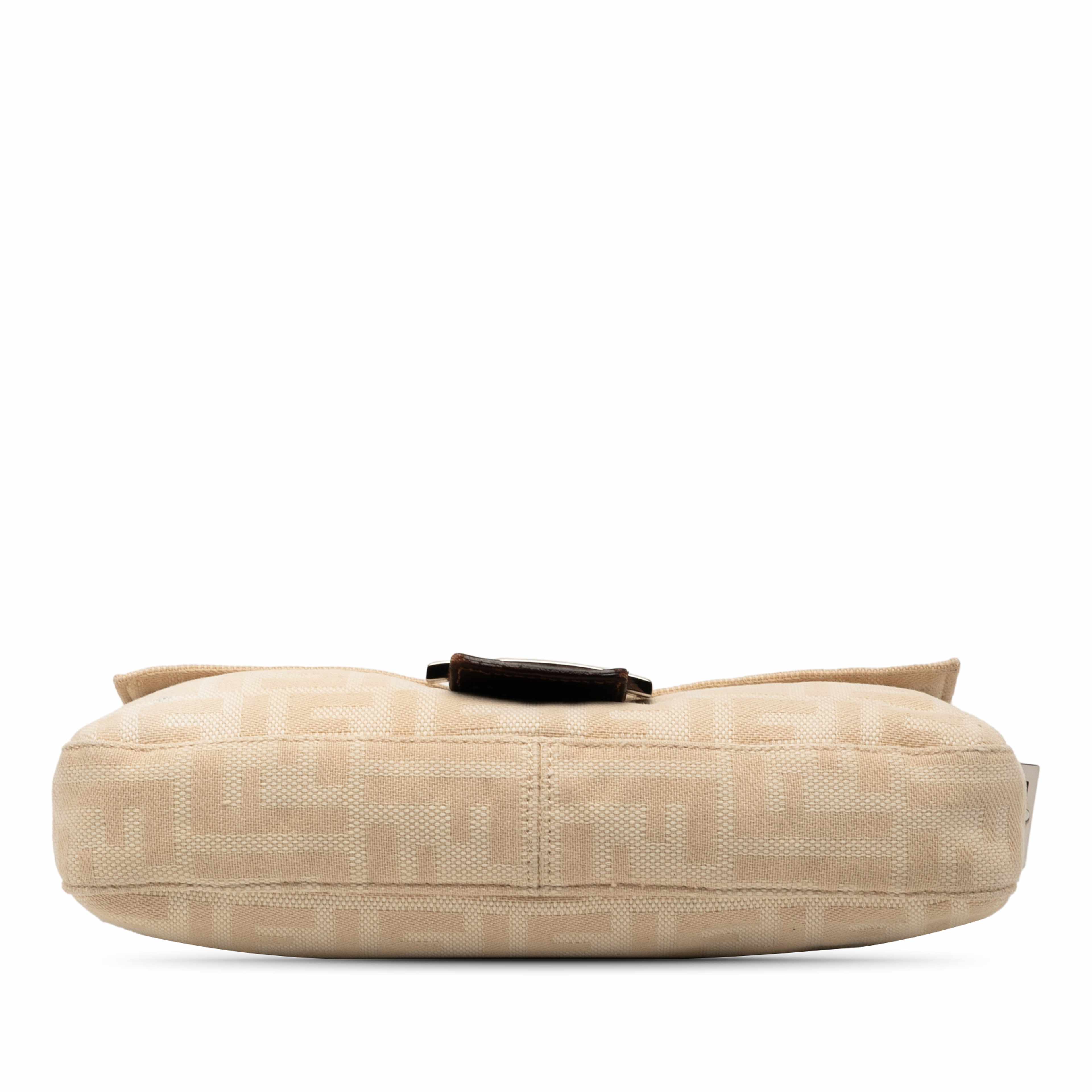 Fendi Zucca Canvas Baguette, från Luxclusif, i färgen beige. Klicka för att öppna bilden i stort format