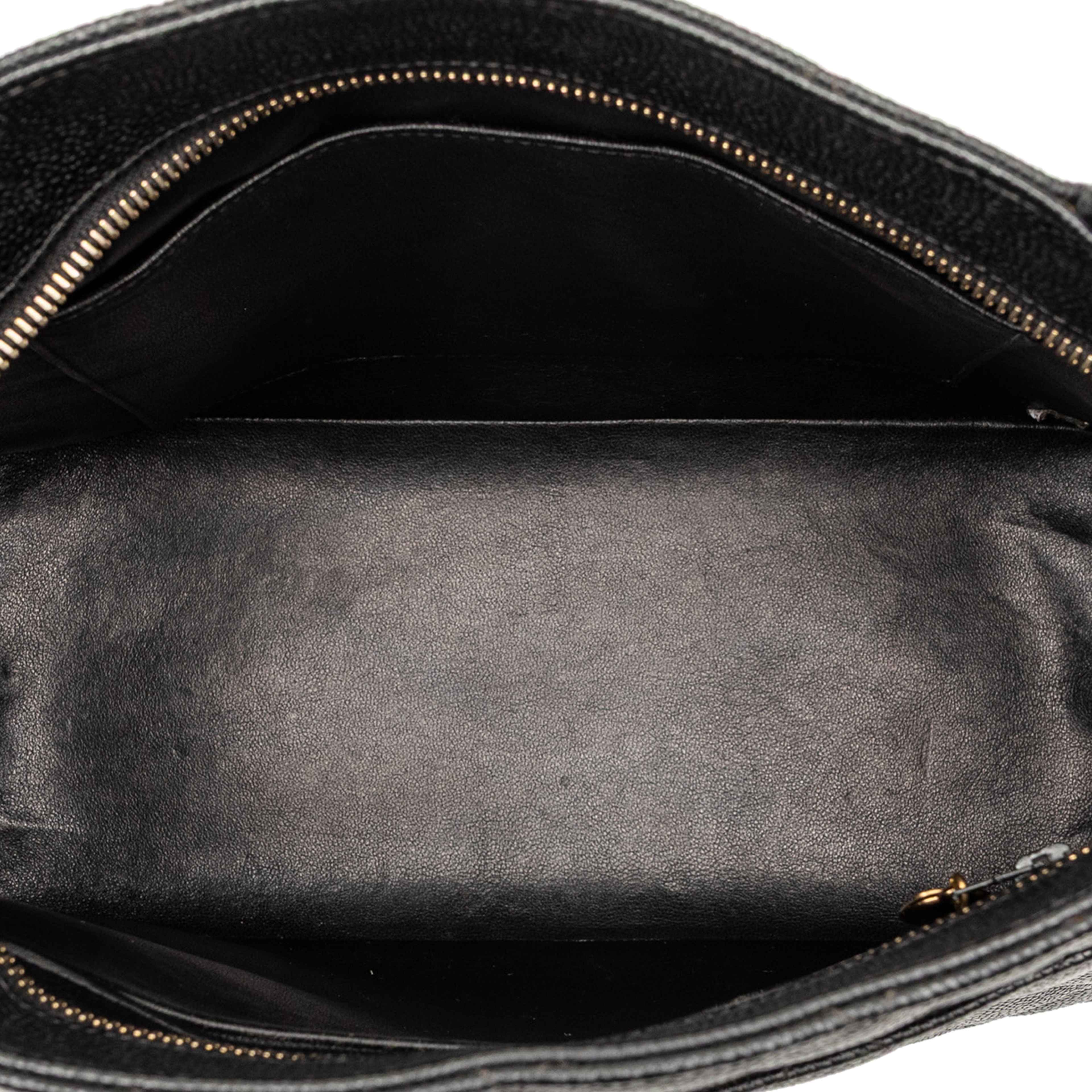 Chanel Caviar Medallion Tote, från Luxclusif, i färgen black. Klicka för att öppna bilden i stort format