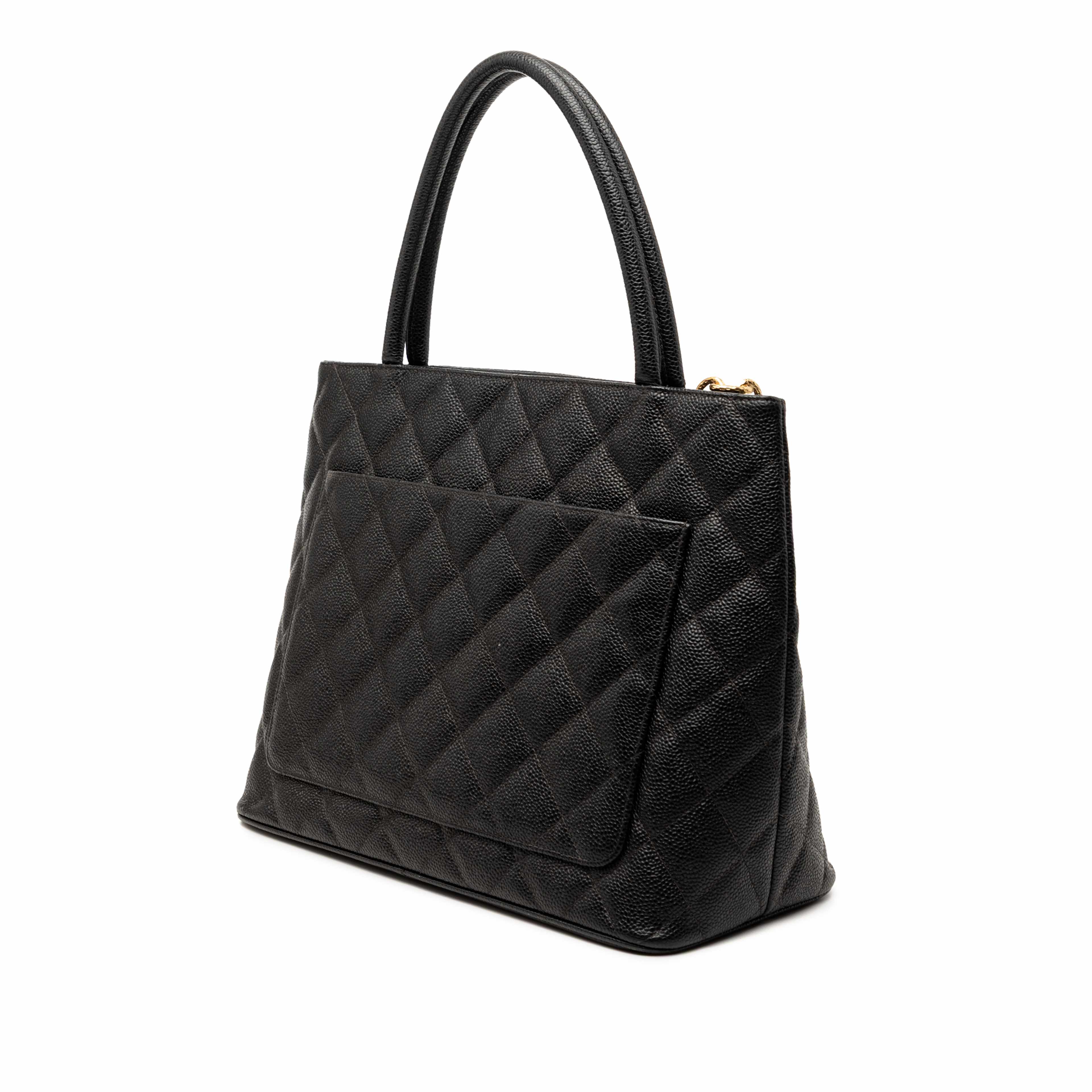 Chanel Caviar Medallion Tote, från Luxclusif, i färgen black. Klicka för att öppna bilden i stort format