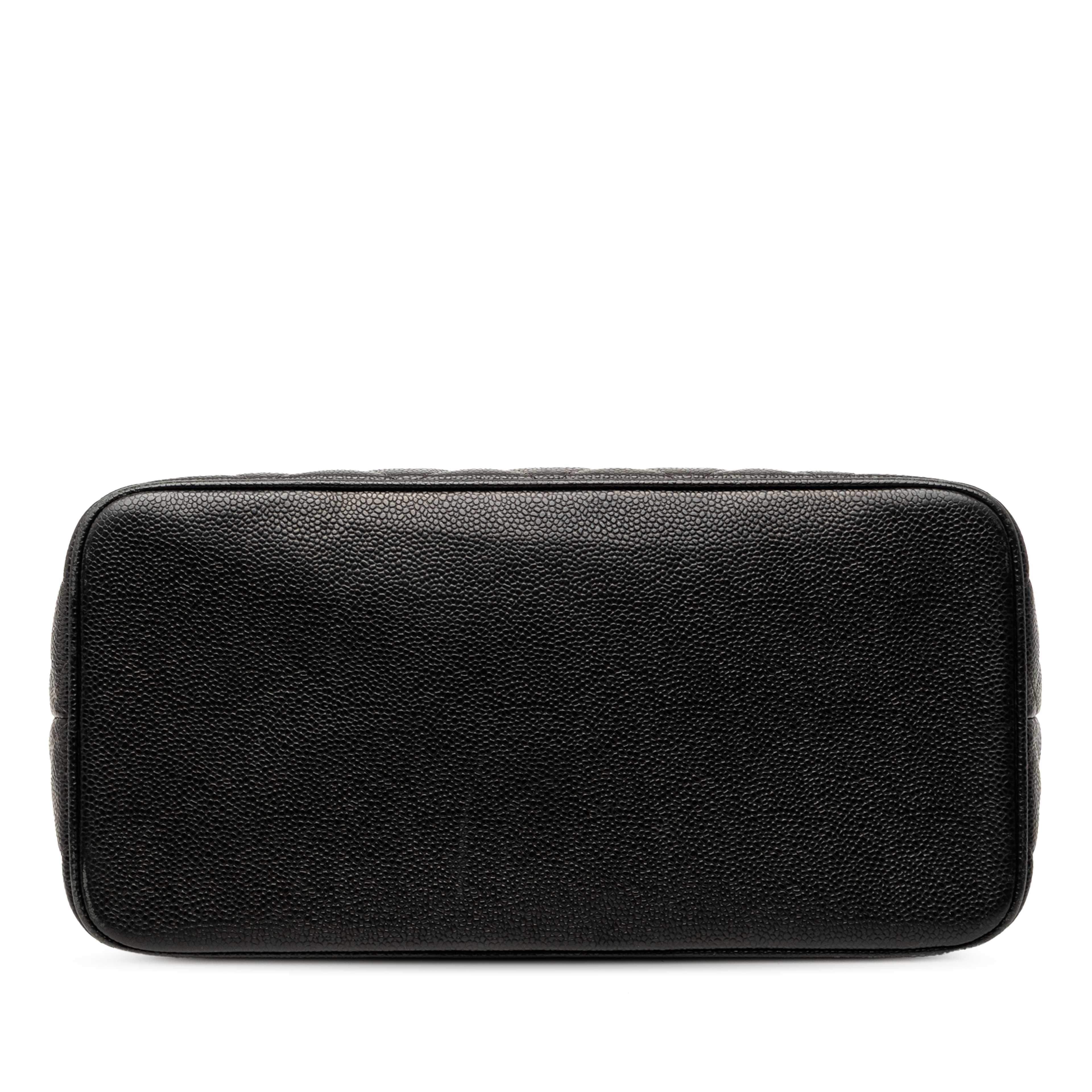 Chanel Caviar Medallion Tote, från Luxclusif, i färgen black. Klicka för att öppna bilden i stort format