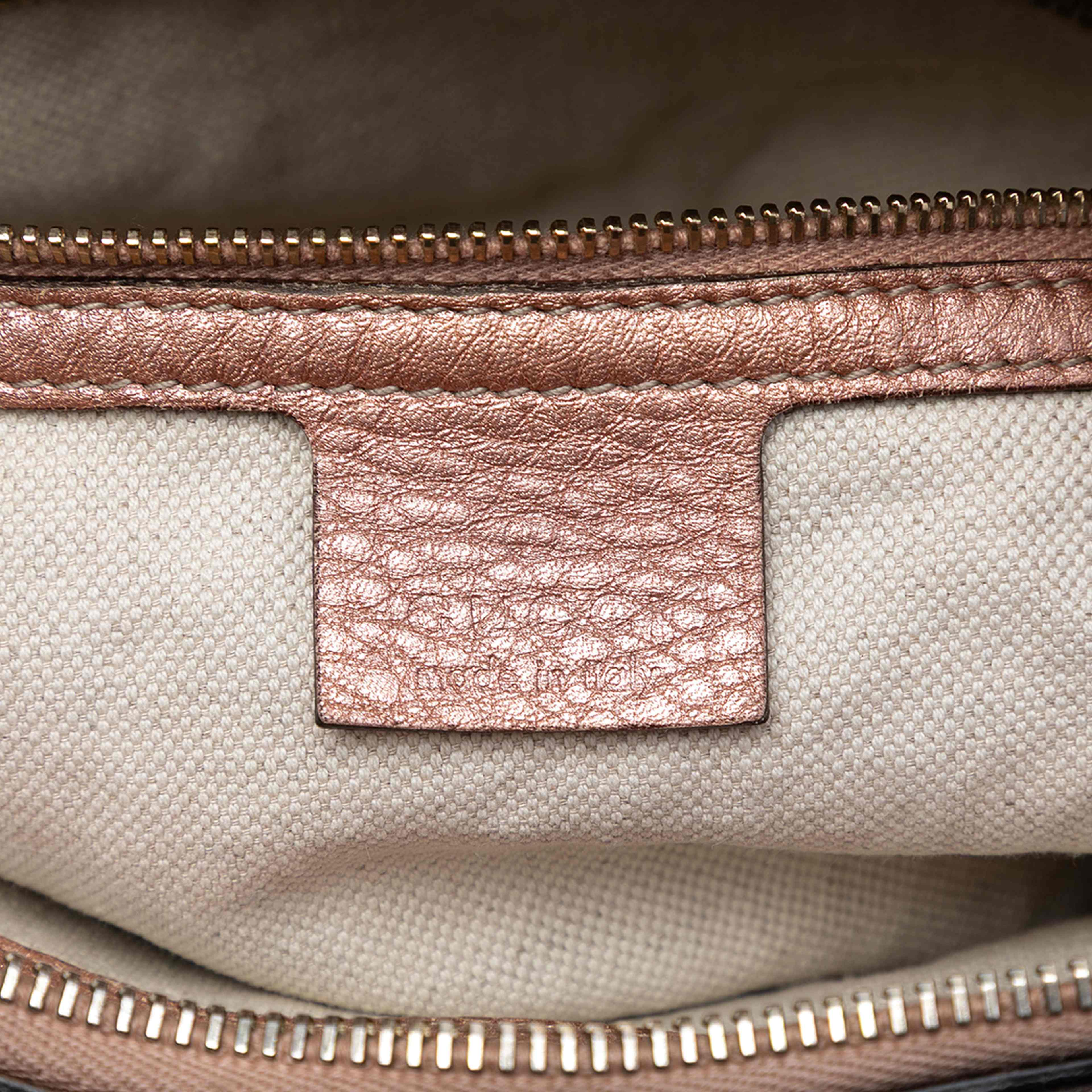 Gucci Metallic Pebbled Calfskin Bella Satchel, från Luxclusif, i färgen pink. Klicka för att öppna bilden i stort format