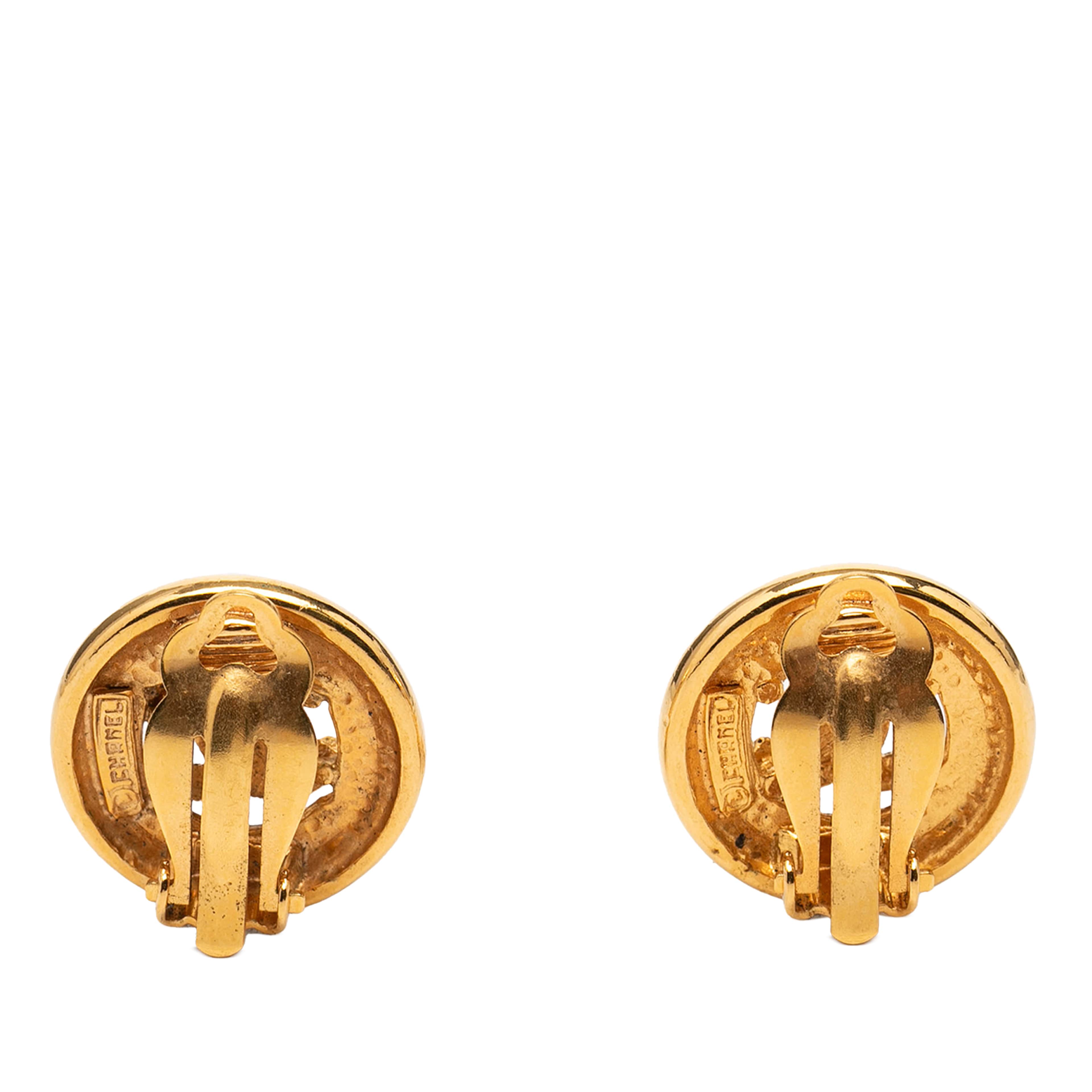 Chanel Cc Gold Plated Round Clip On Earrings, från Luxclusif, i färgen guld. Klicka för att öppna bilden i stort format