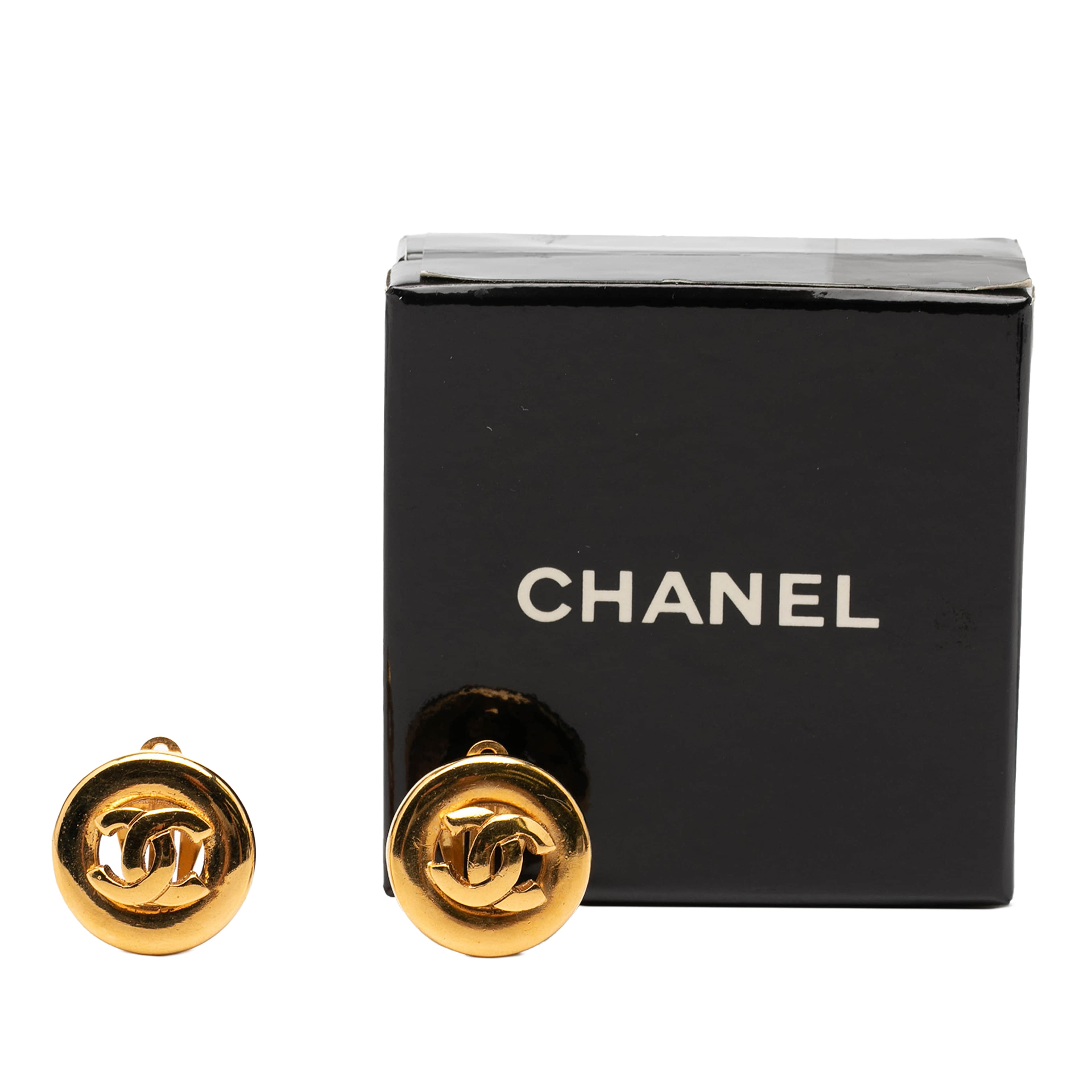 Chanel Cc Gold Plated Round Clip On Earrings, från Luxclusif, i färgen guld. Klicka för att öppna bilden i stort format