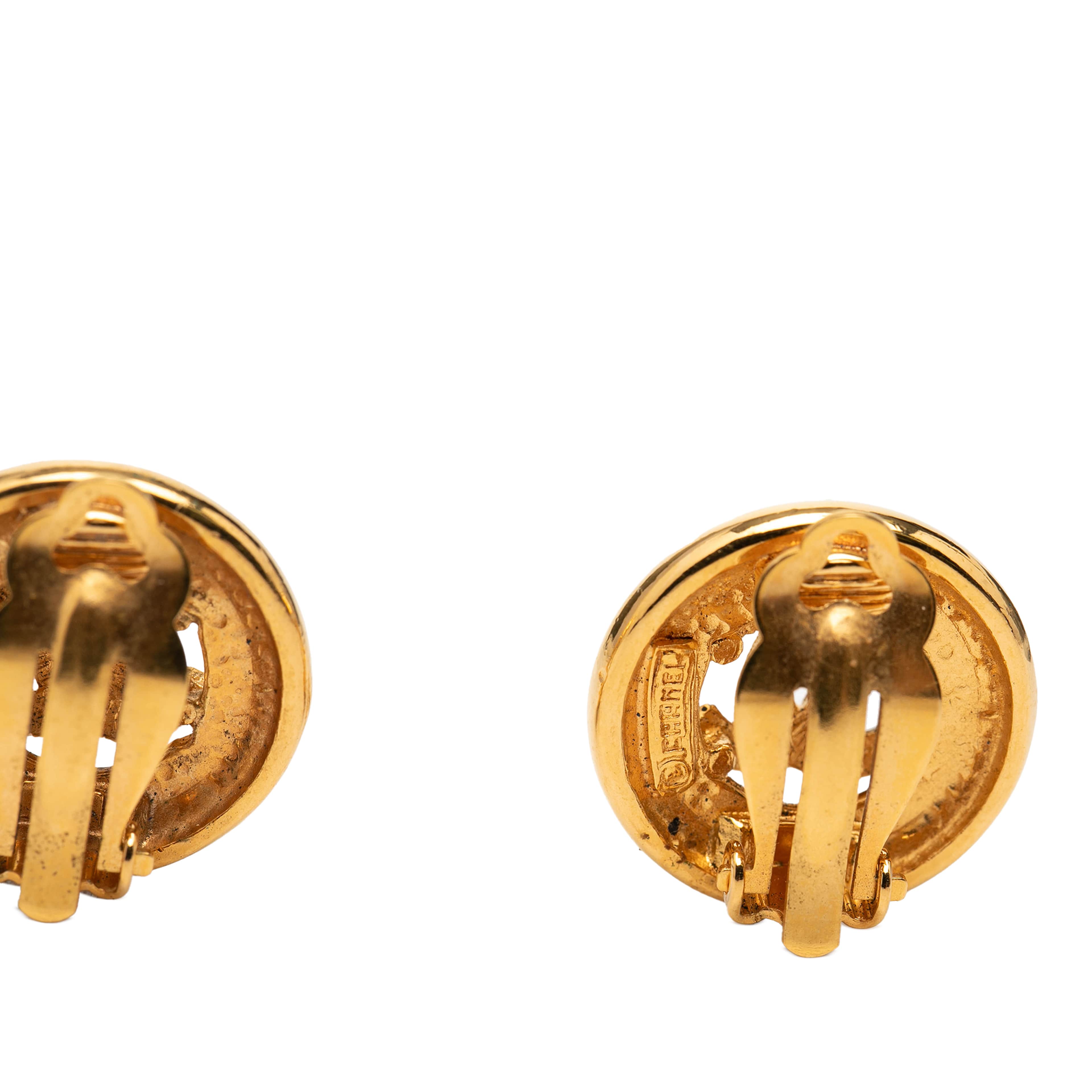 Chanel Cc Gold Plated Round Clip On Earrings, från Luxclusif, i färgen guld. Klicka för att öppna bilden i stort format