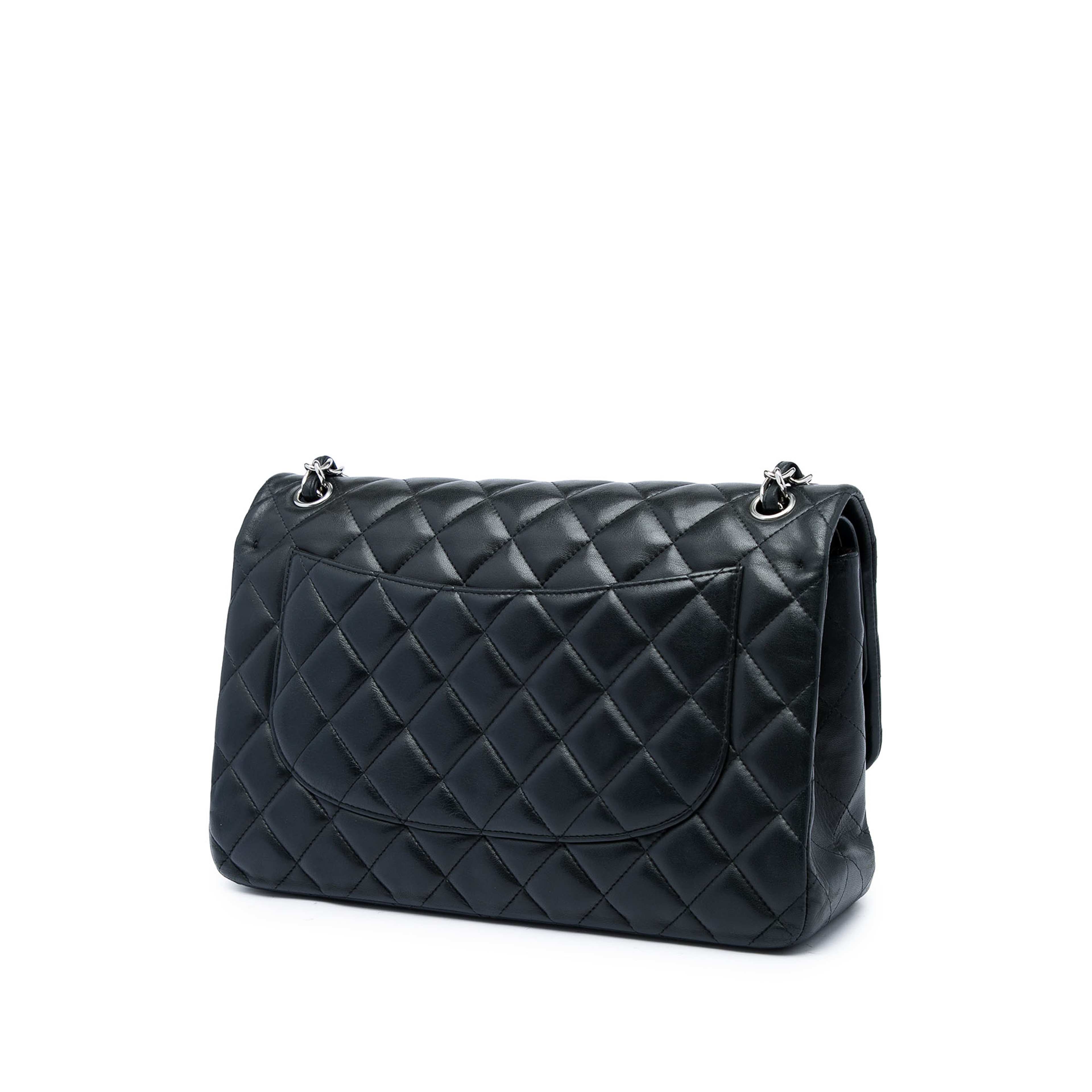 Chanel Jumbo Classic Lambskin Double Flap, från Luxclusif, i färgen svart. Klicka för att öppna bilden i stort format