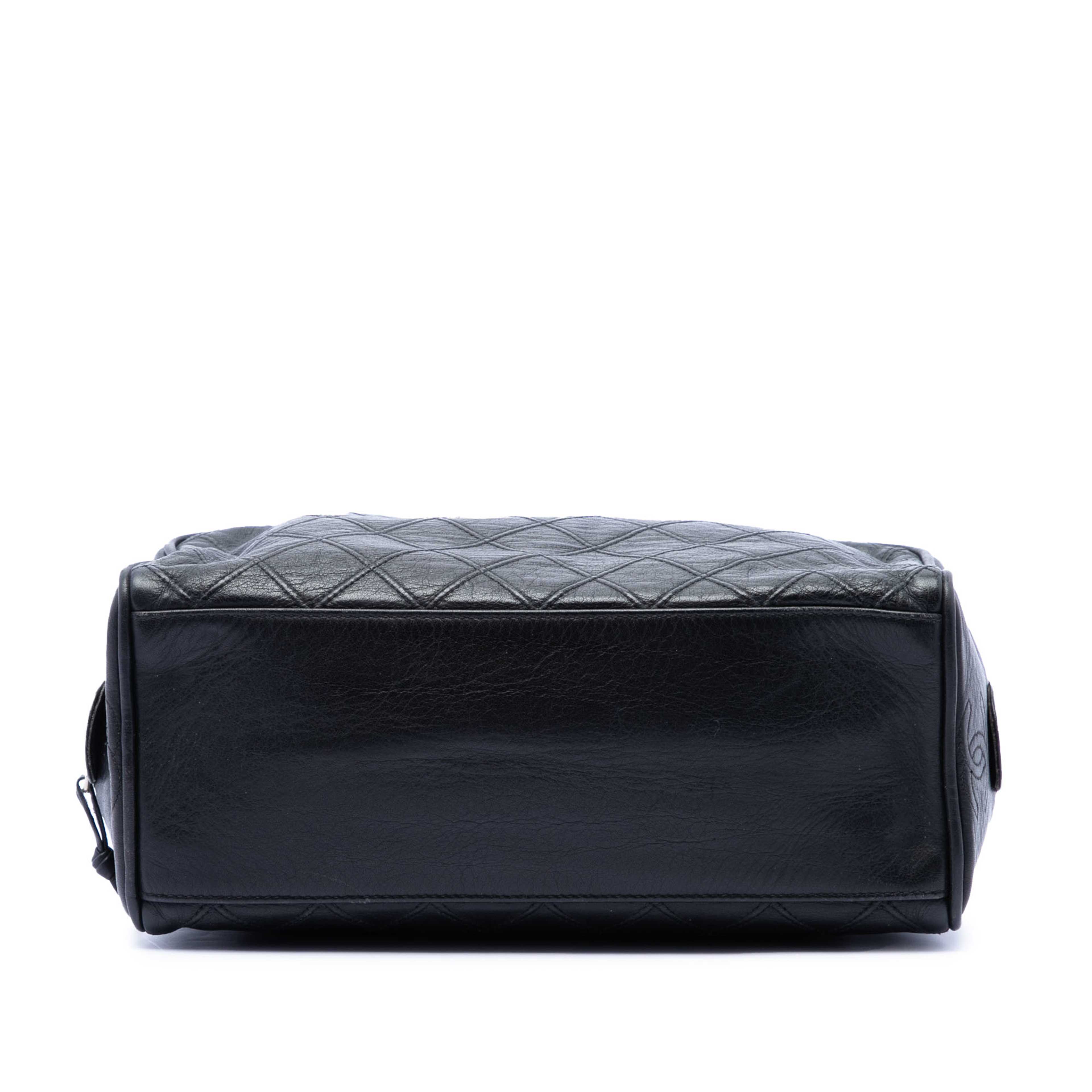 Chanel Quilted Lambskin Cosmetic Pouch, från Luxclusif, i färgen svart. Klicka för att öppna bilden i stort format