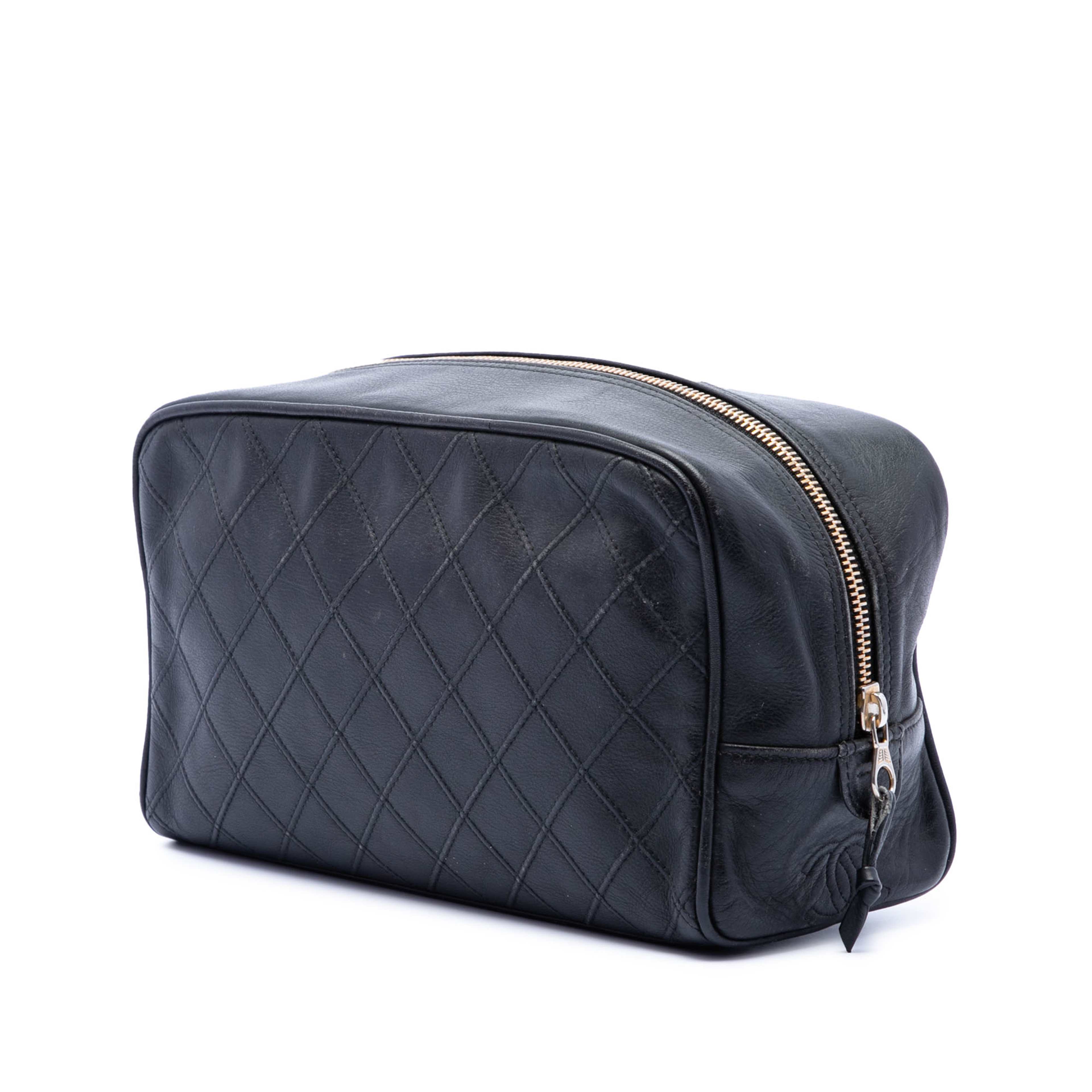 Chanel Quilted Lambskin Cosmetic Pouch, från Luxclusif, i färgen black. Klicka för att öppna bilden i stort format