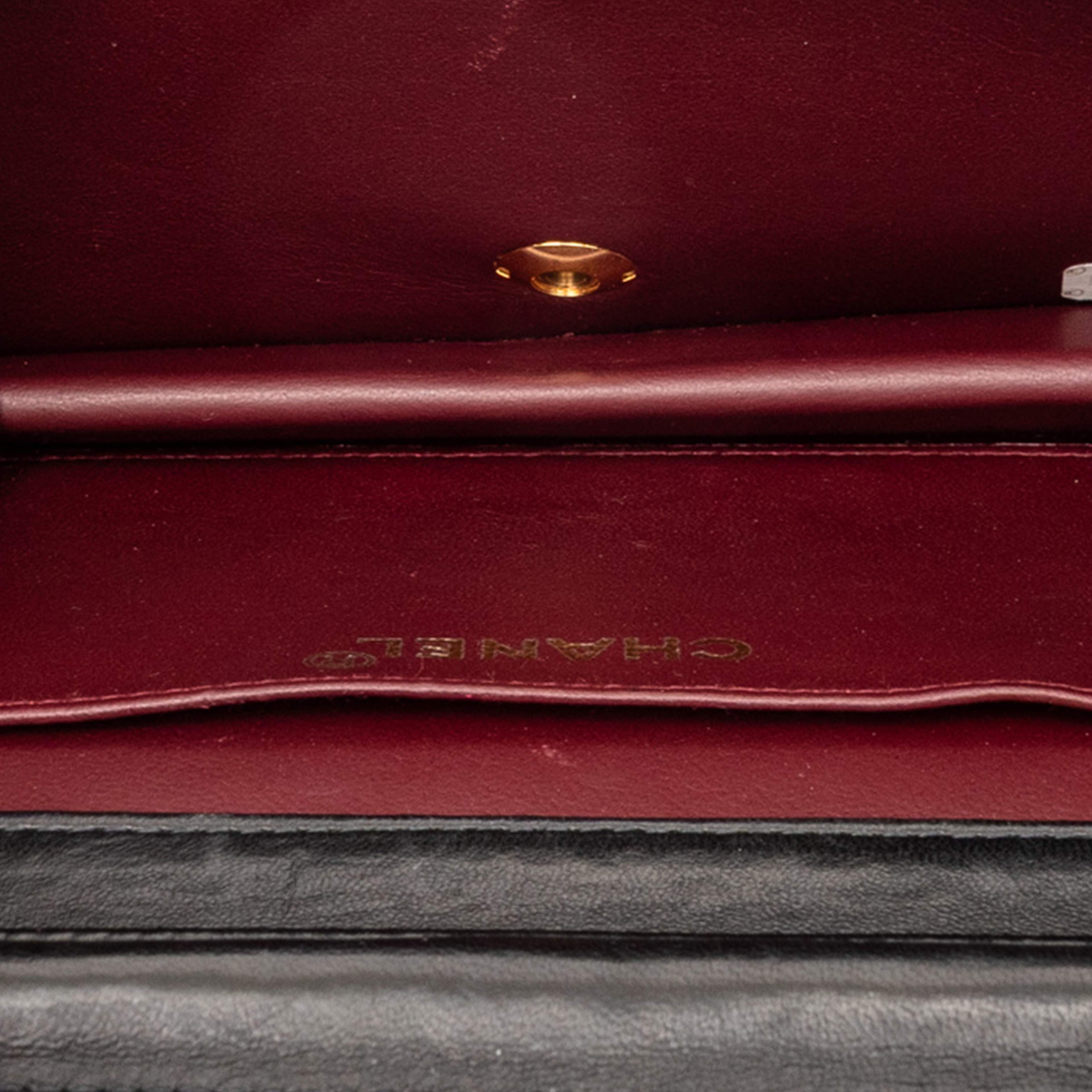 Chanel Small Cc Quilted Lambskin Full Single Flap, från Luxclusif, i färgen black. Klicka för att öppna bilden i stort format