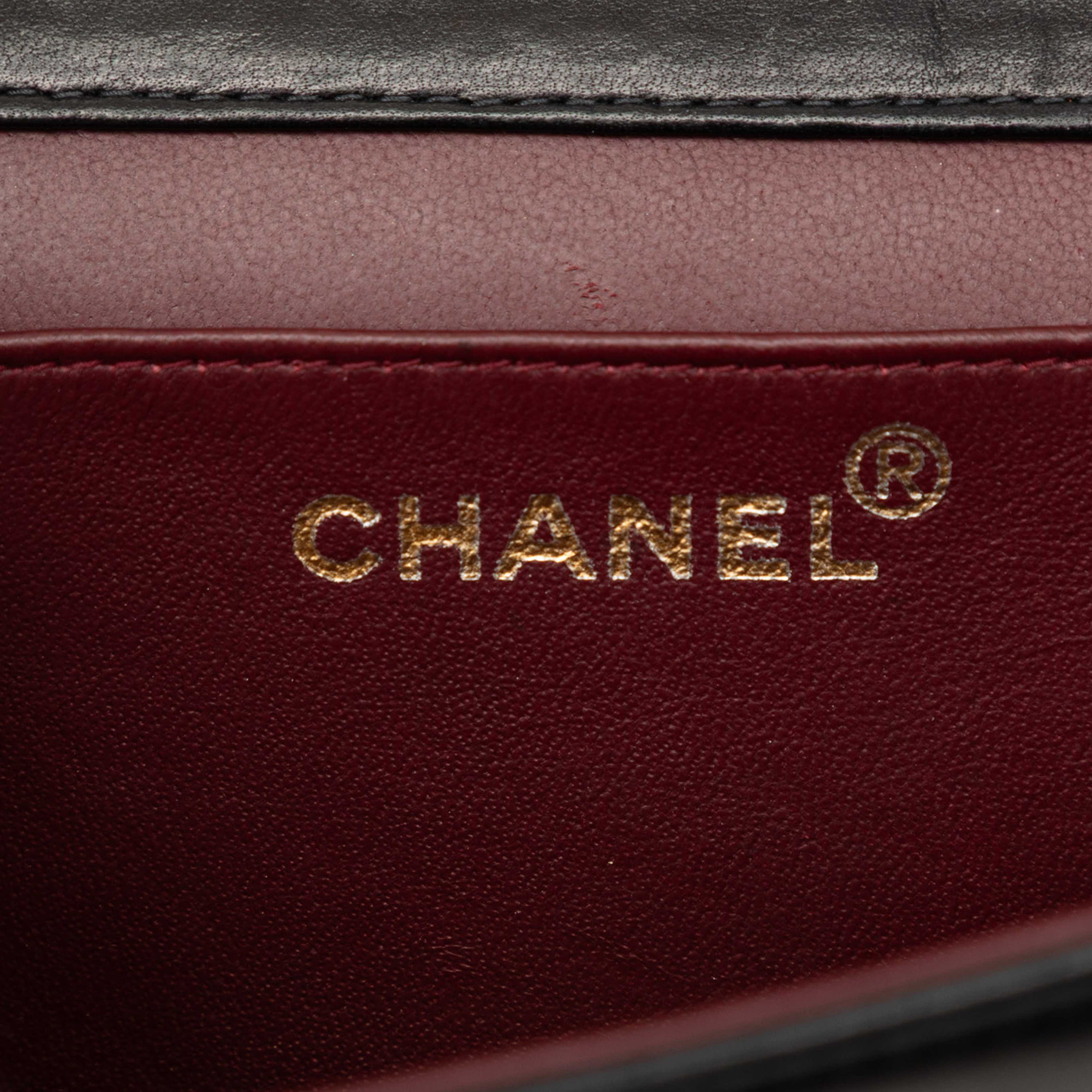 Chanel Small Cc Quilted Lambskin Full Single Flap, från Luxclusif, i färgen black. Klicka för att öppna bilden i stort format