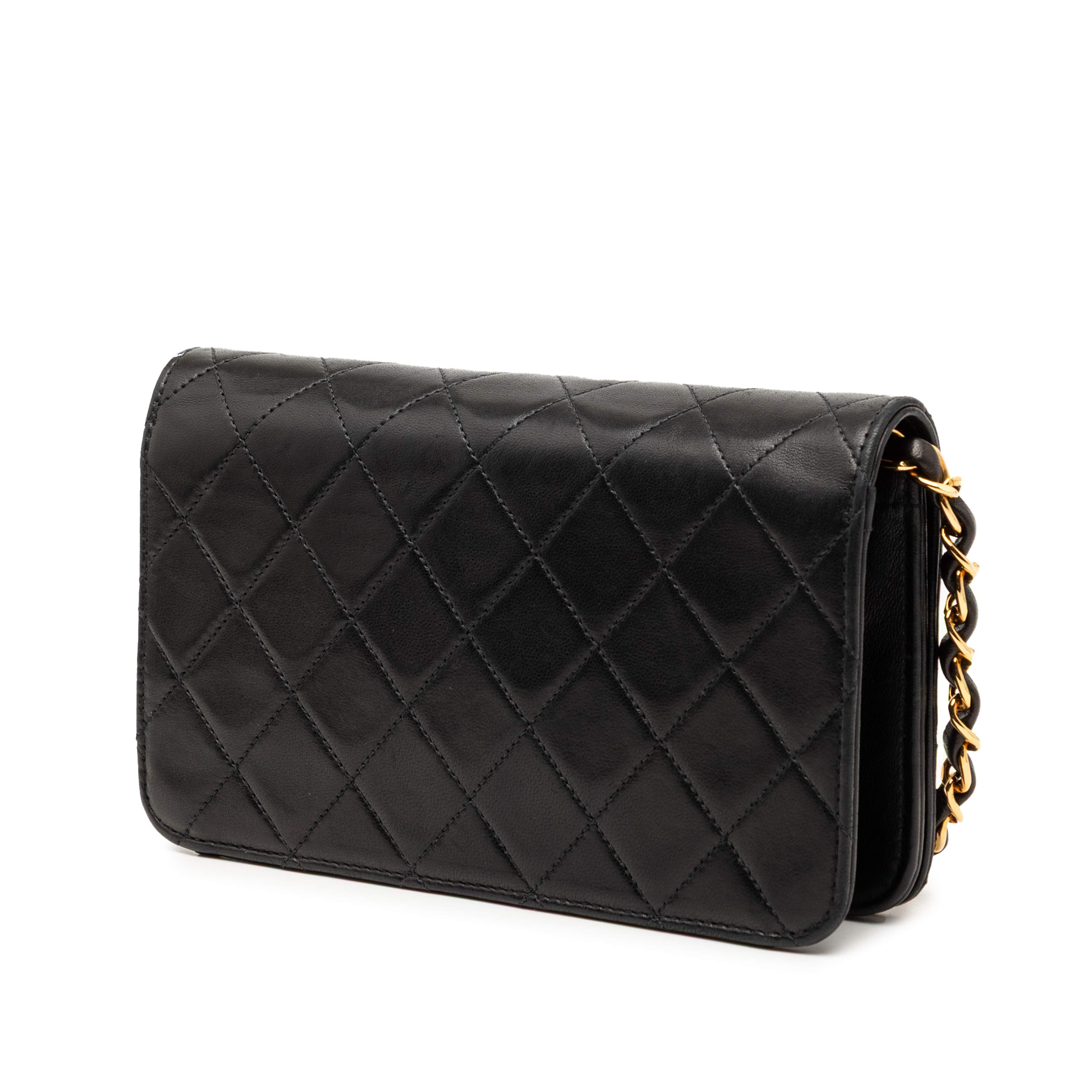 Chanel Small Cc Quilted Lambskin Full Single Flap, från Luxclusif, i färgen black. Klicka för att öppna bilden i stort format