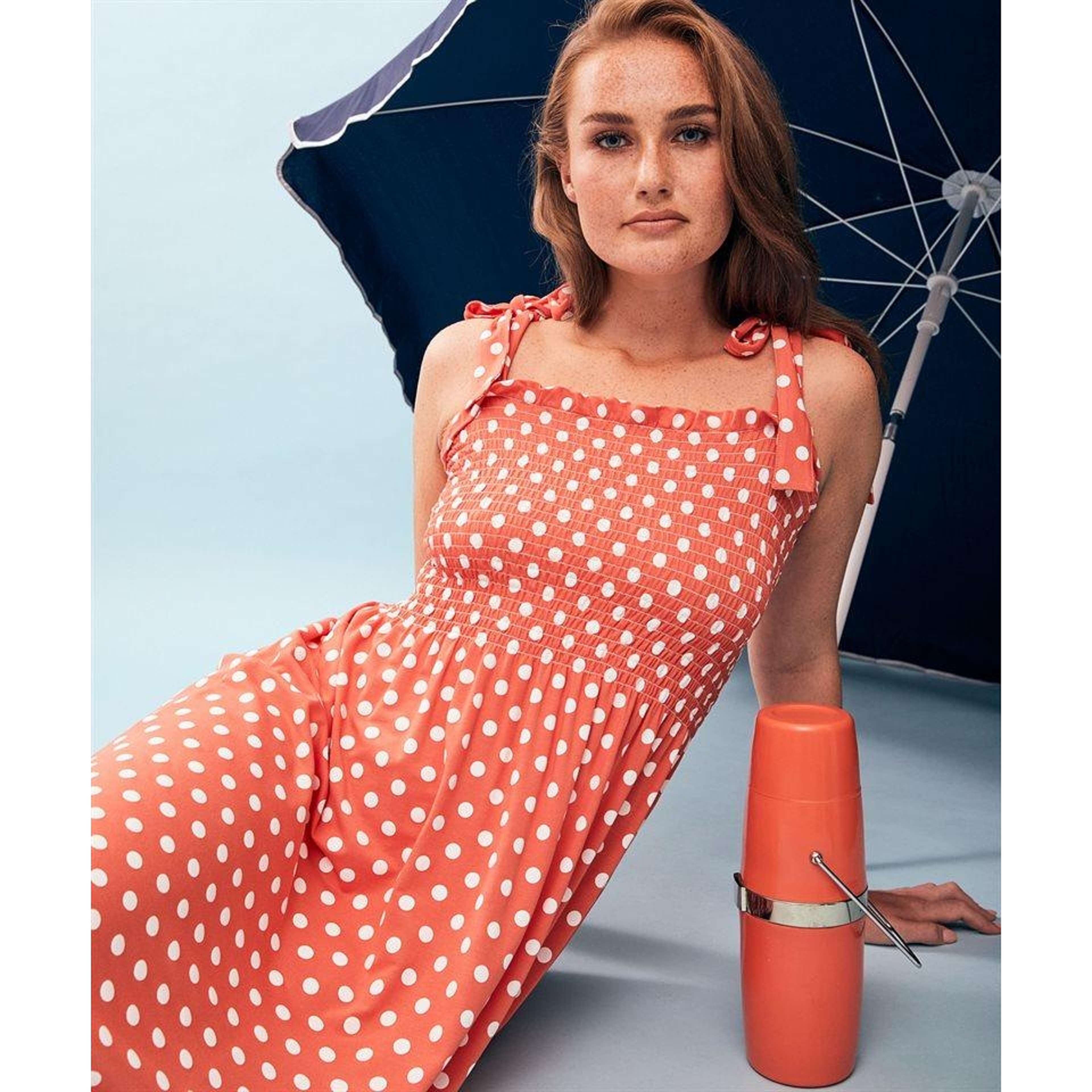 Prickig Solklänning Med Smock - Nicky Dot Coral, från Jumperfabriken, i färgen coral. Klicka för att öppna bilden i stort format