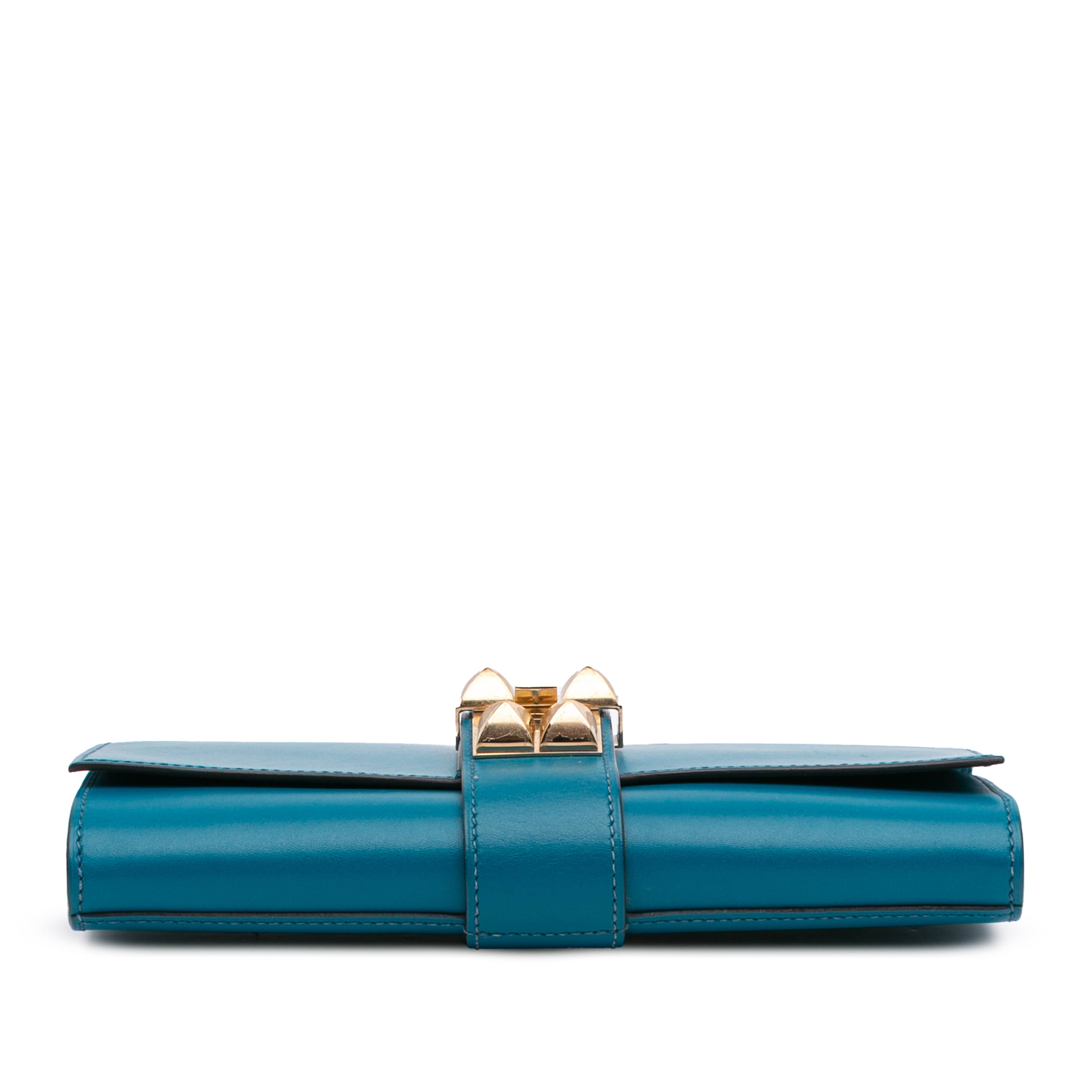 Hermès Tadelakt Medor Clutch 23, från Luxclusif, i färgen blå. Klicka för att öppna bilden i stort format