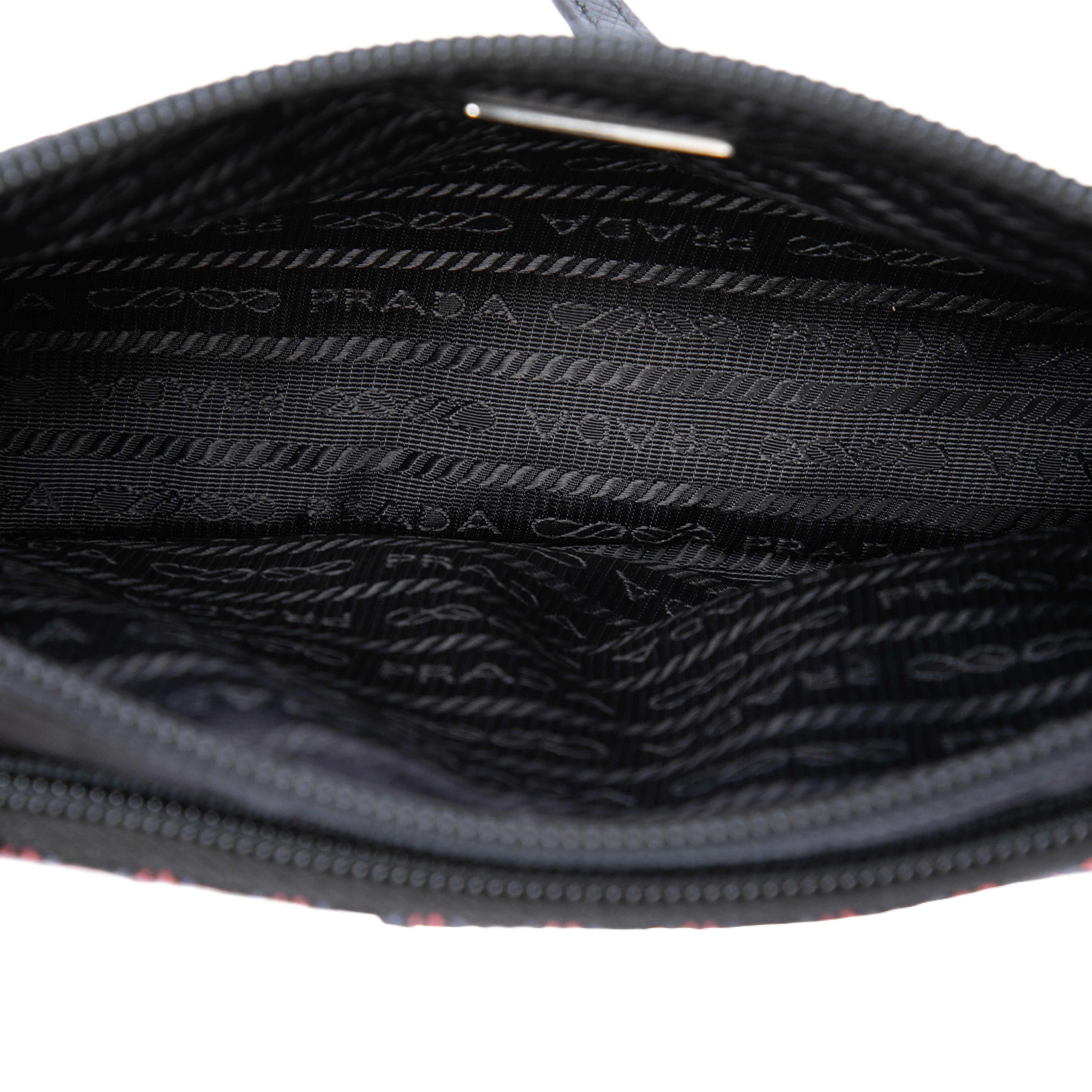 Prada Tessuto Stampato Geometric Shoulder Bag, från Luxclusif, i färgen svart. Klicka för att öppna bilden i stort format