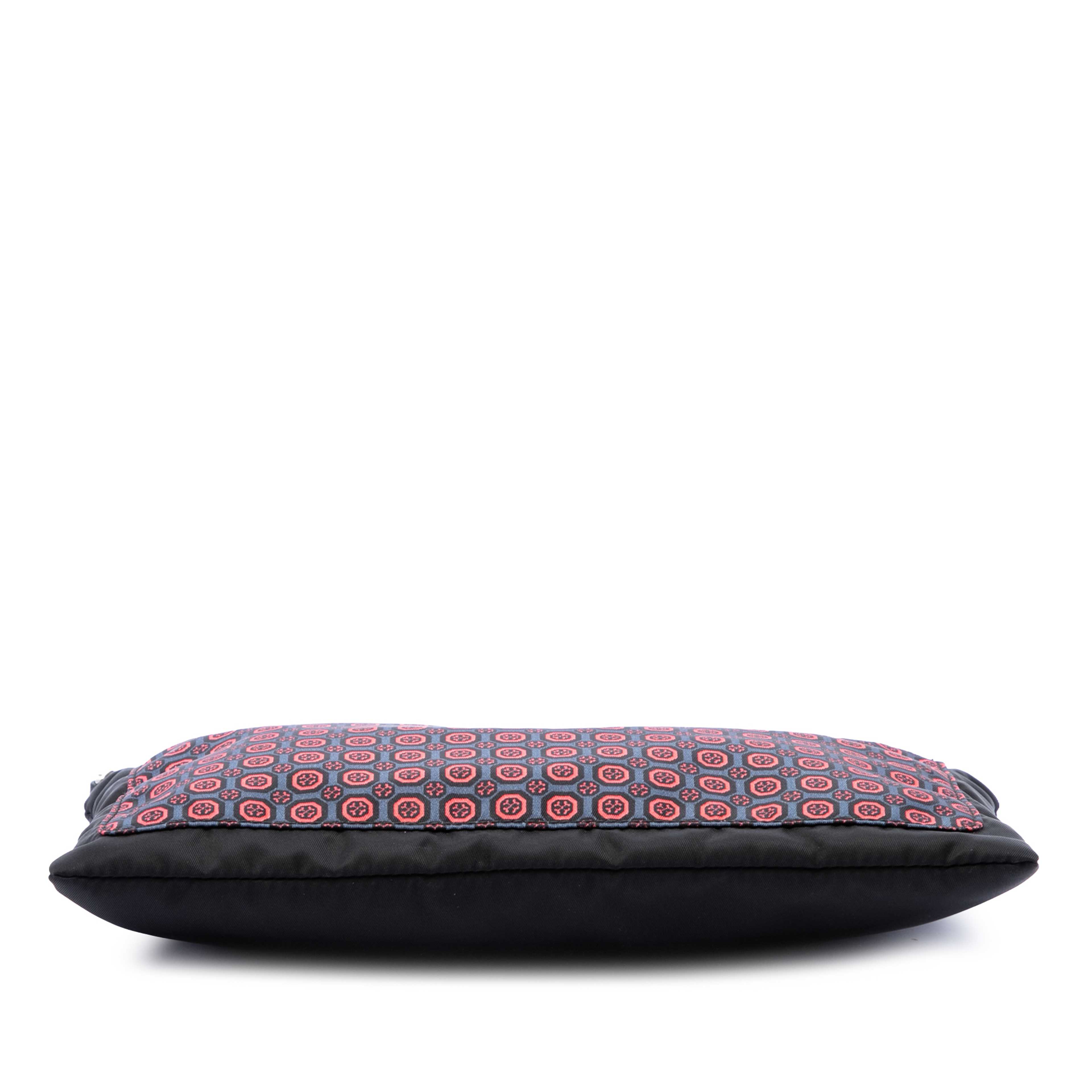 Prada Tessuto Stampato Geometric Shoulder Bag, från Luxclusif, i färgen svart. Klicka för att öppna bilden i stort format