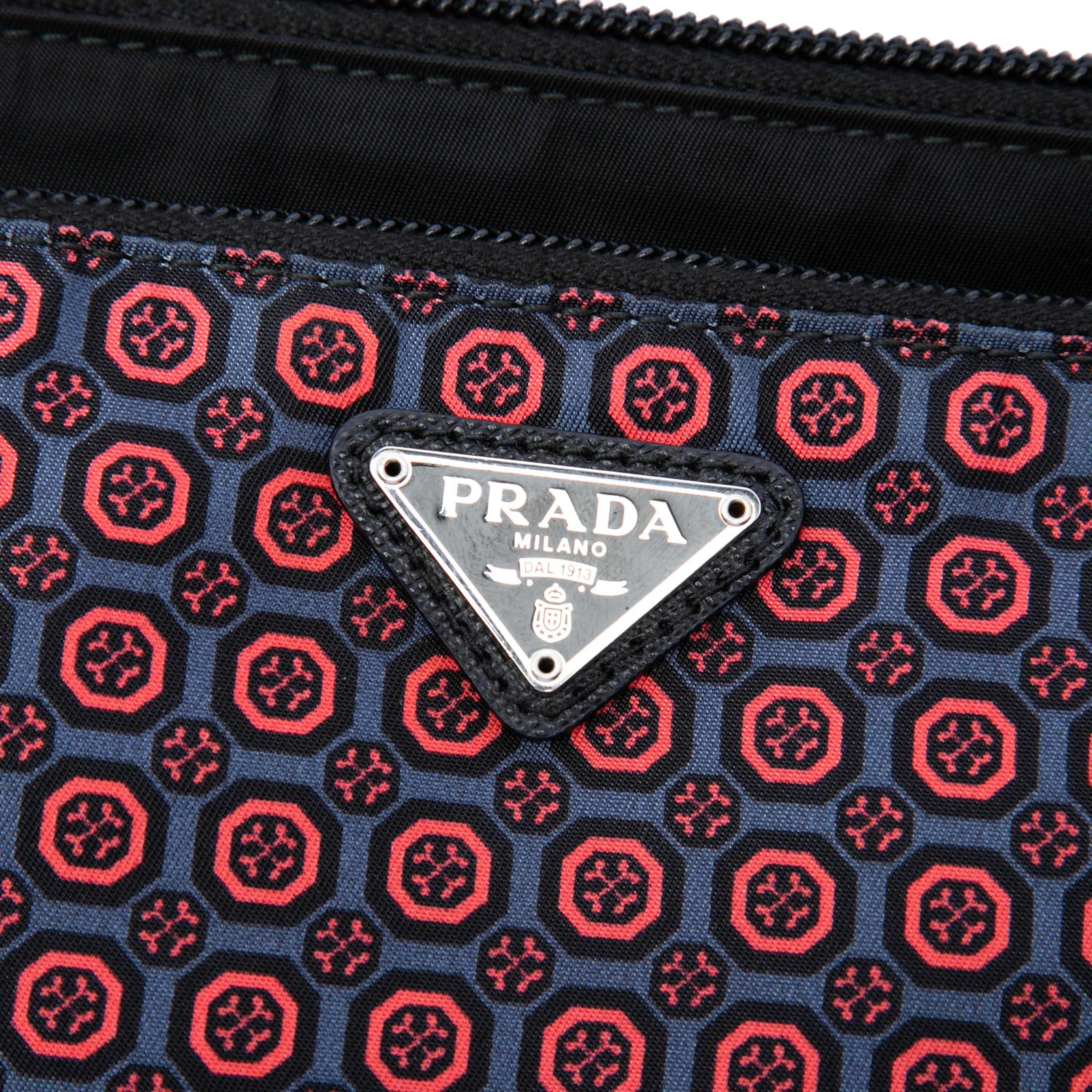 Prada Tessuto Stampato Geometric Shoulder Bag, från Luxclusif, i färgen svart. Klicka för att öppna bilden i stort format