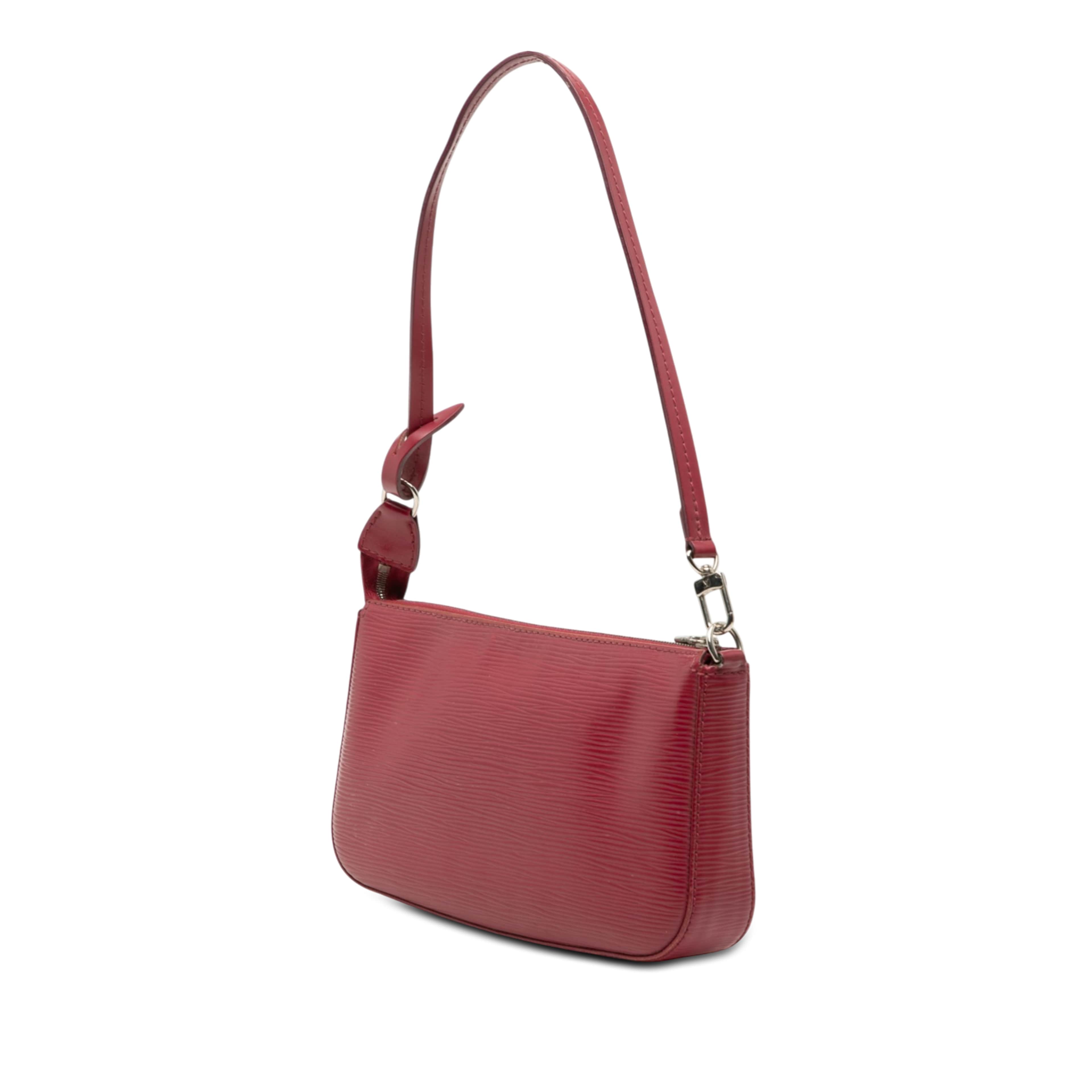 Louis Vuitton Epi Pochette Accessoires, från Luxclusif, i färgen red. Klicka för att öppna bilden i stort format
