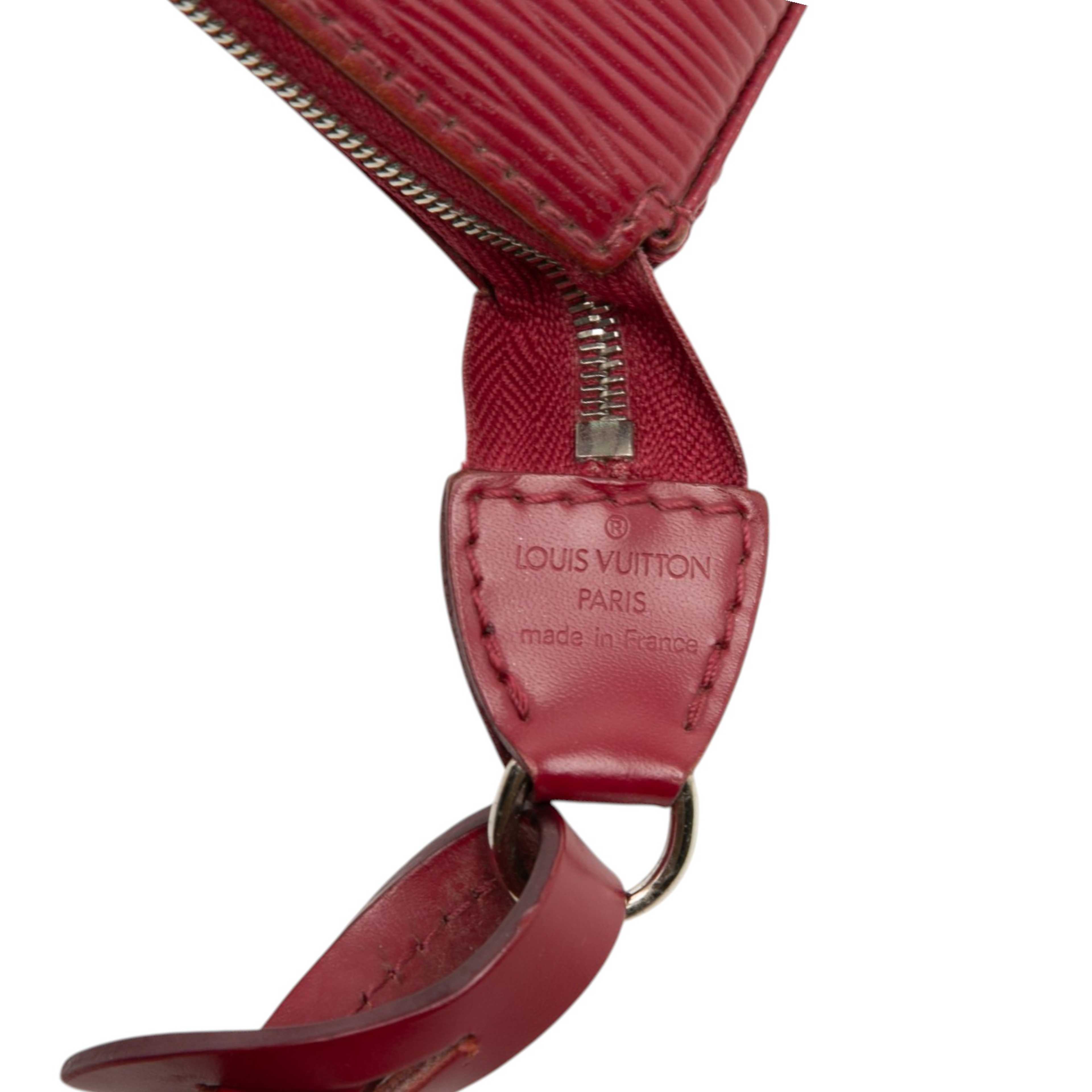 Louis Vuitton Epi Pochette Accessoires, från Luxclusif, i färgen red. Klicka för att öppna bilden i stort format
