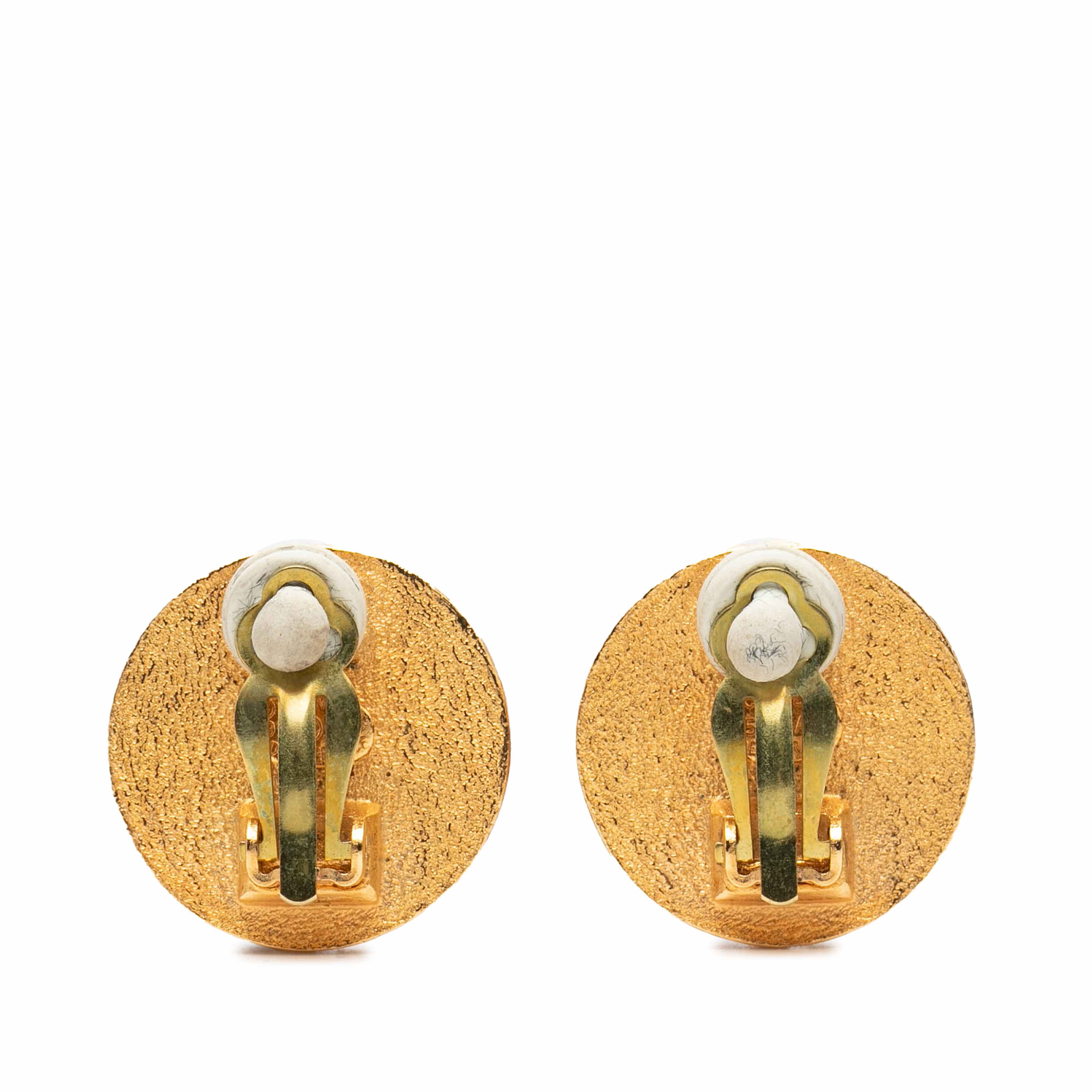 Chanel Gold Plated Coco Coin Motif Clip On Earrings, från Luxclusif, i färgen gold. Klicka för att öppna bilden i stort format