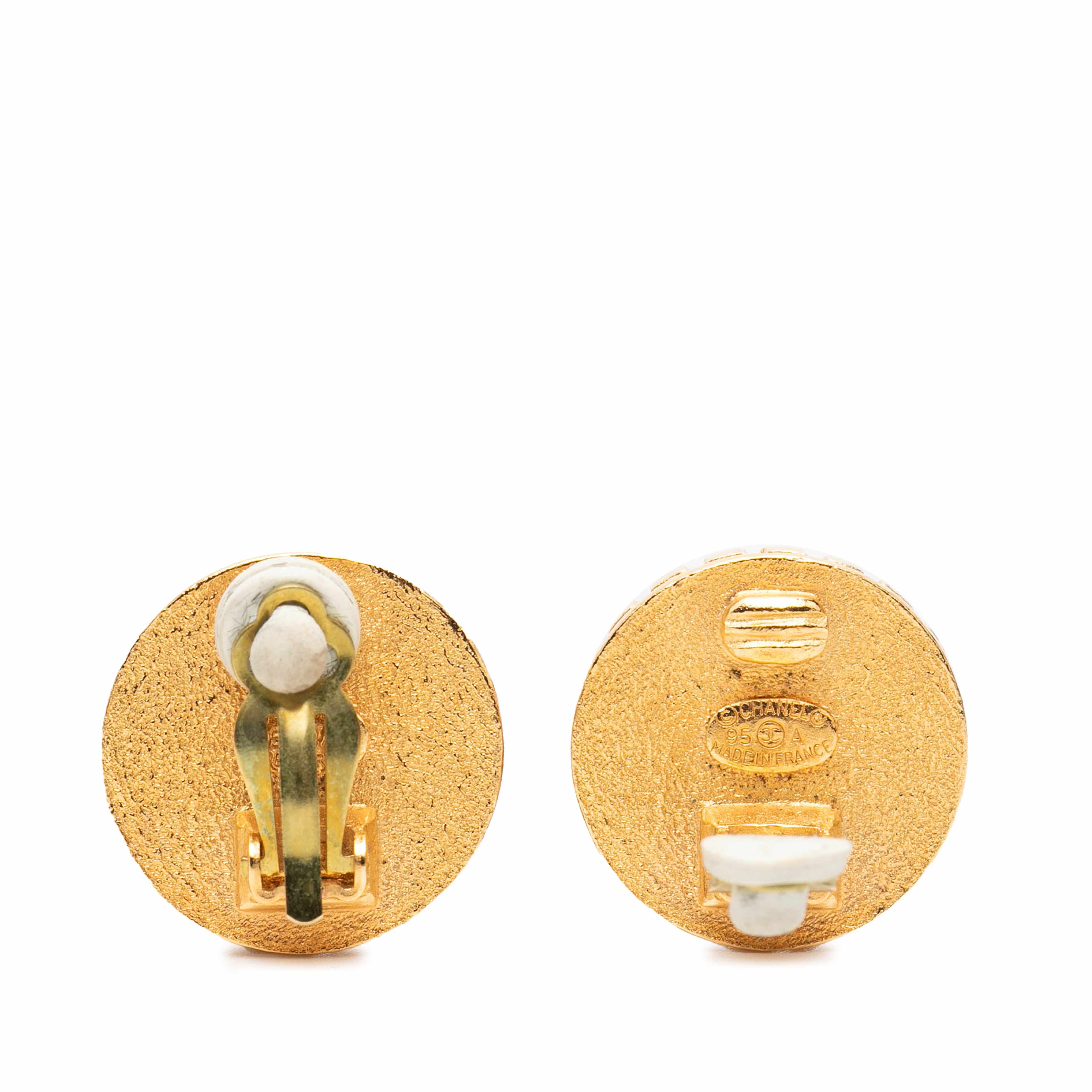 Chanel Gold Plated Coco Coin Motif Clip On Earrings, från Luxclusif, i färgen guld. Klicka för att öppna bilden i stort format