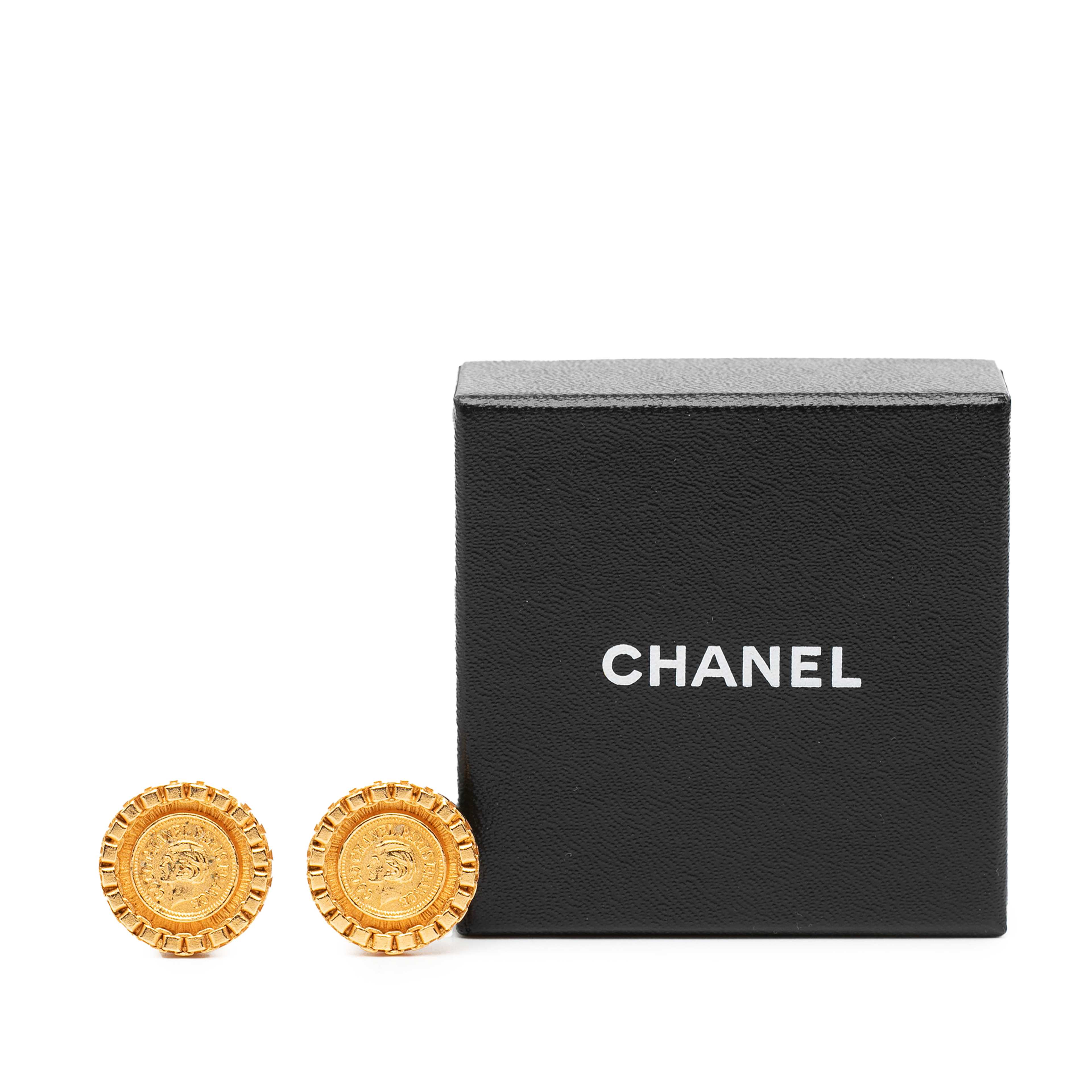 Chanel Gold Plated Coco Coin Motif Clip On Earrings, från Luxclusif, i färgen gold. Klicka för att öppna bilden i stort format