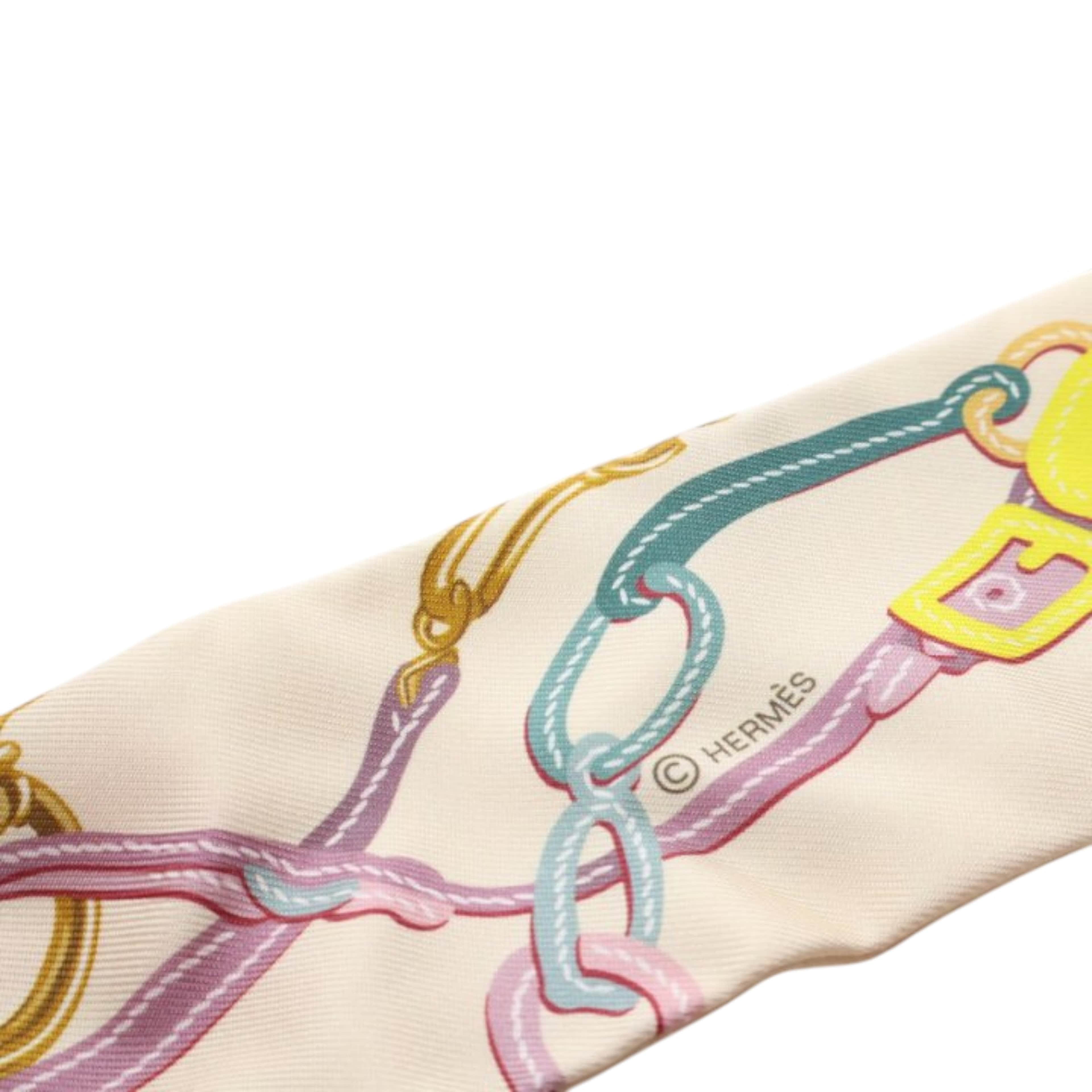 Hermès Brides De Gala Silk Twilly Scarf, från Luxclusif, i färgen beige. Klicka för att öppna bilden i stort format