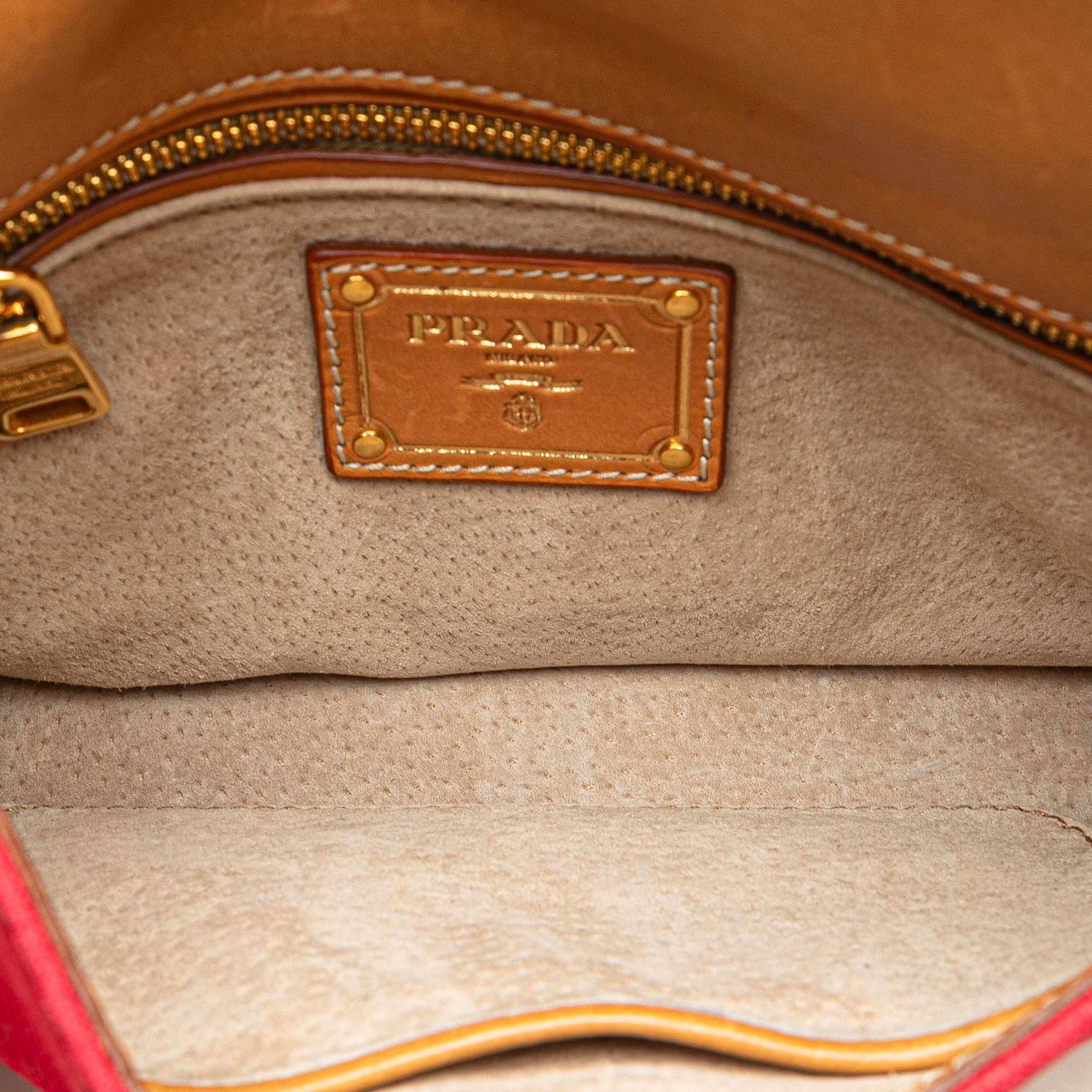 Prada Canapa Righe Crossbody, från Luxclusif, i färgen red. Klicka för att öppna bilden i stort format