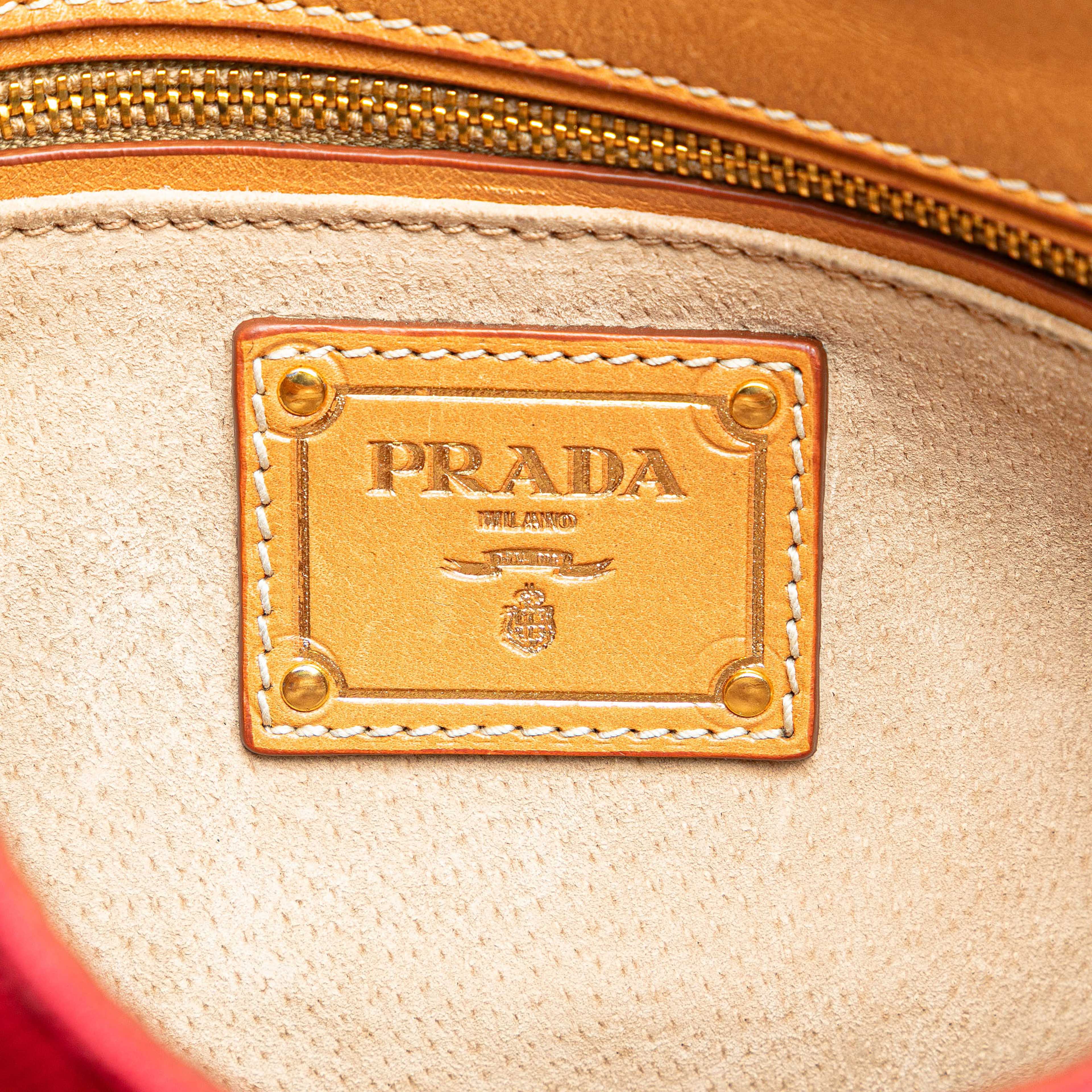 Prada Canapa Righe Crossbody, från Luxclusif, i färgen red. Klicka för att öppna bilden i stort format