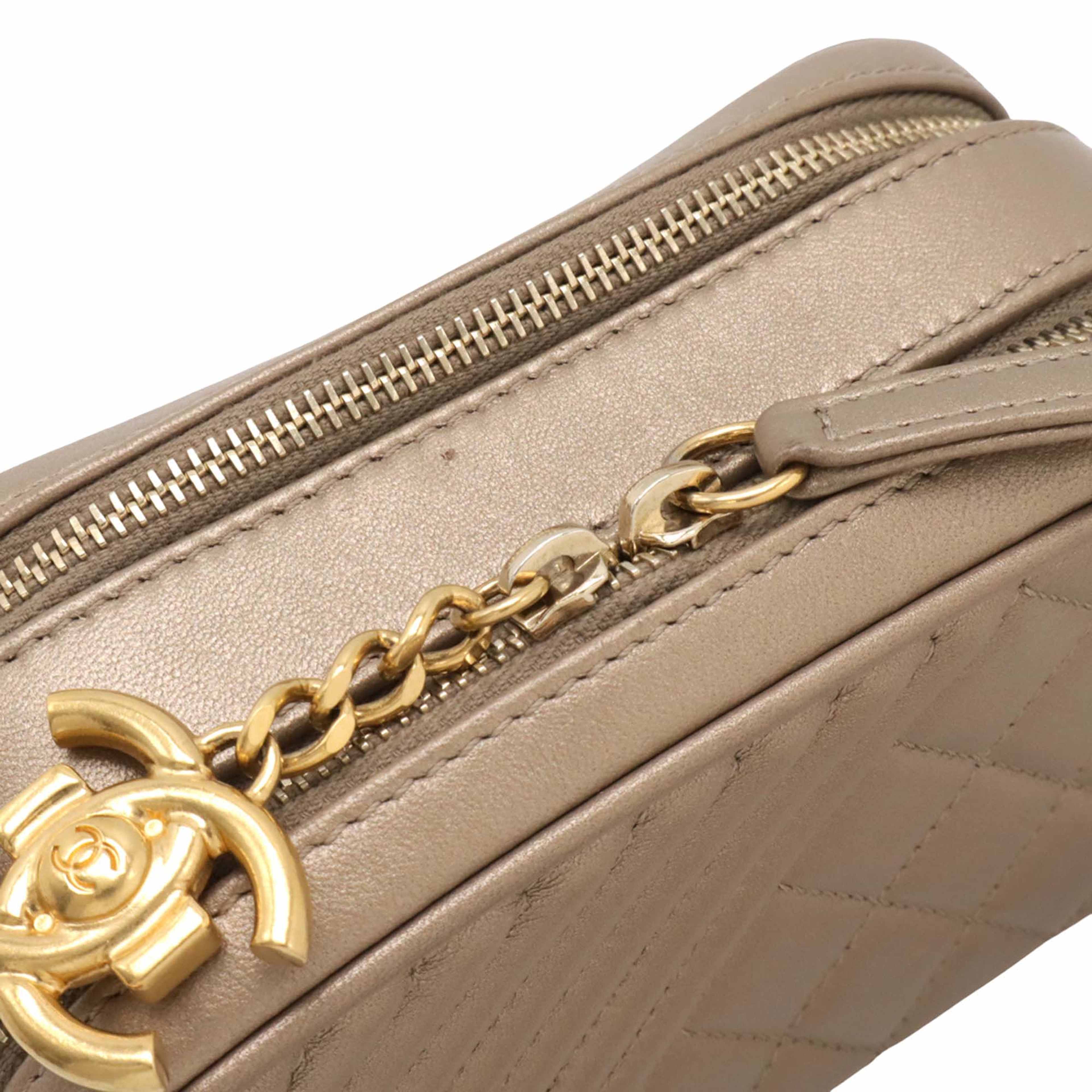 Chanel Mini Quilted Lambskin Coco Boy Camera Bag, från Luxclusif, i färgen guld. Klicka för att öppna bilden i stort format