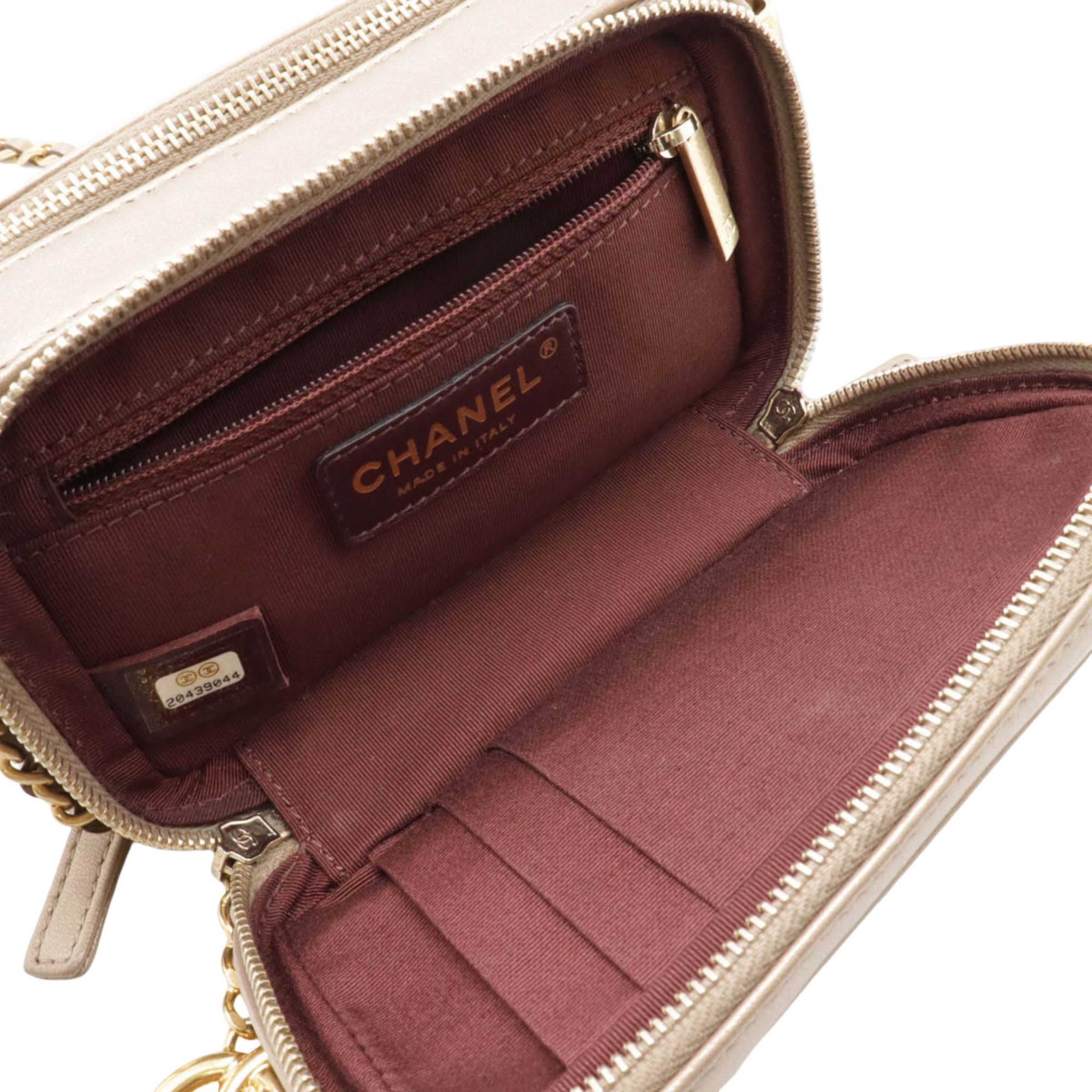 Chanel Mini Quilted Lambskin Coco Boy Camera Bag, från Luxclusif, i färgen guld. Klicka för att öppna bilden i stort format