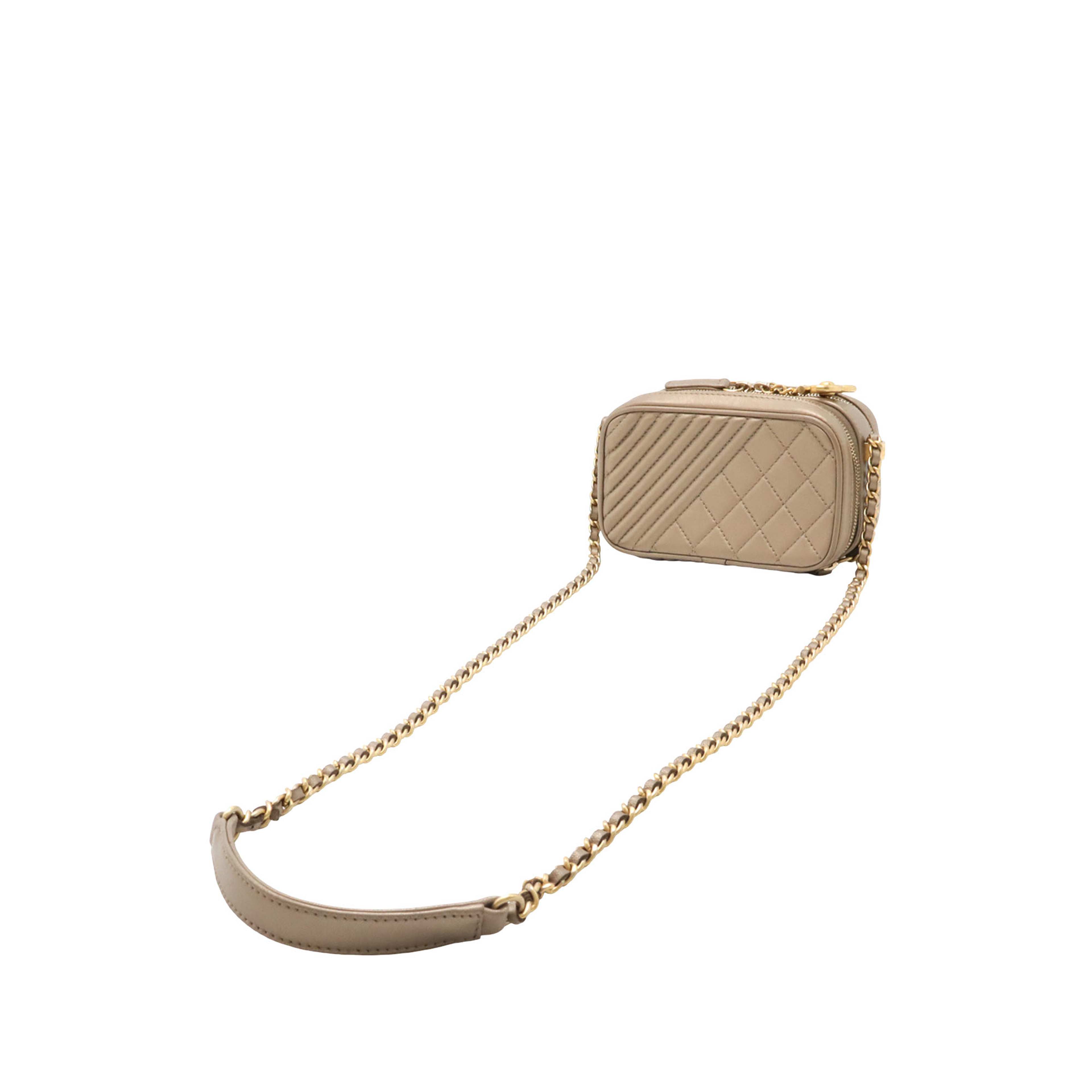 Chanel Mini Quilted Lambskin Coco Boy Camera Bag, från Luxclusif, i färgen guld. Klicka för att öppna bilden i stort format