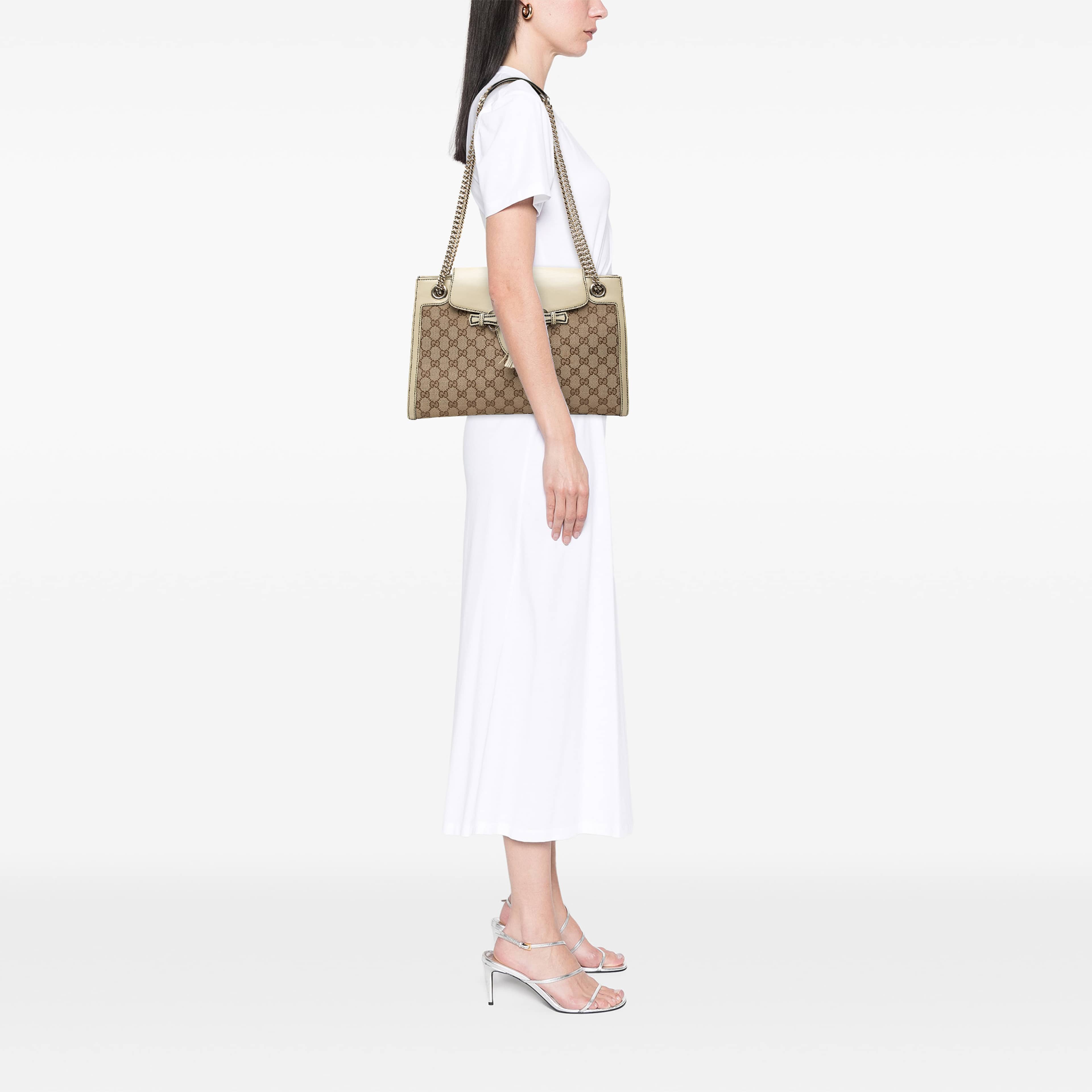 Gucci Large Gg Canvas Emily Shoulder Bag, från Luxclusif, i färgen vit. Klicka för att öppna bilden i stort format