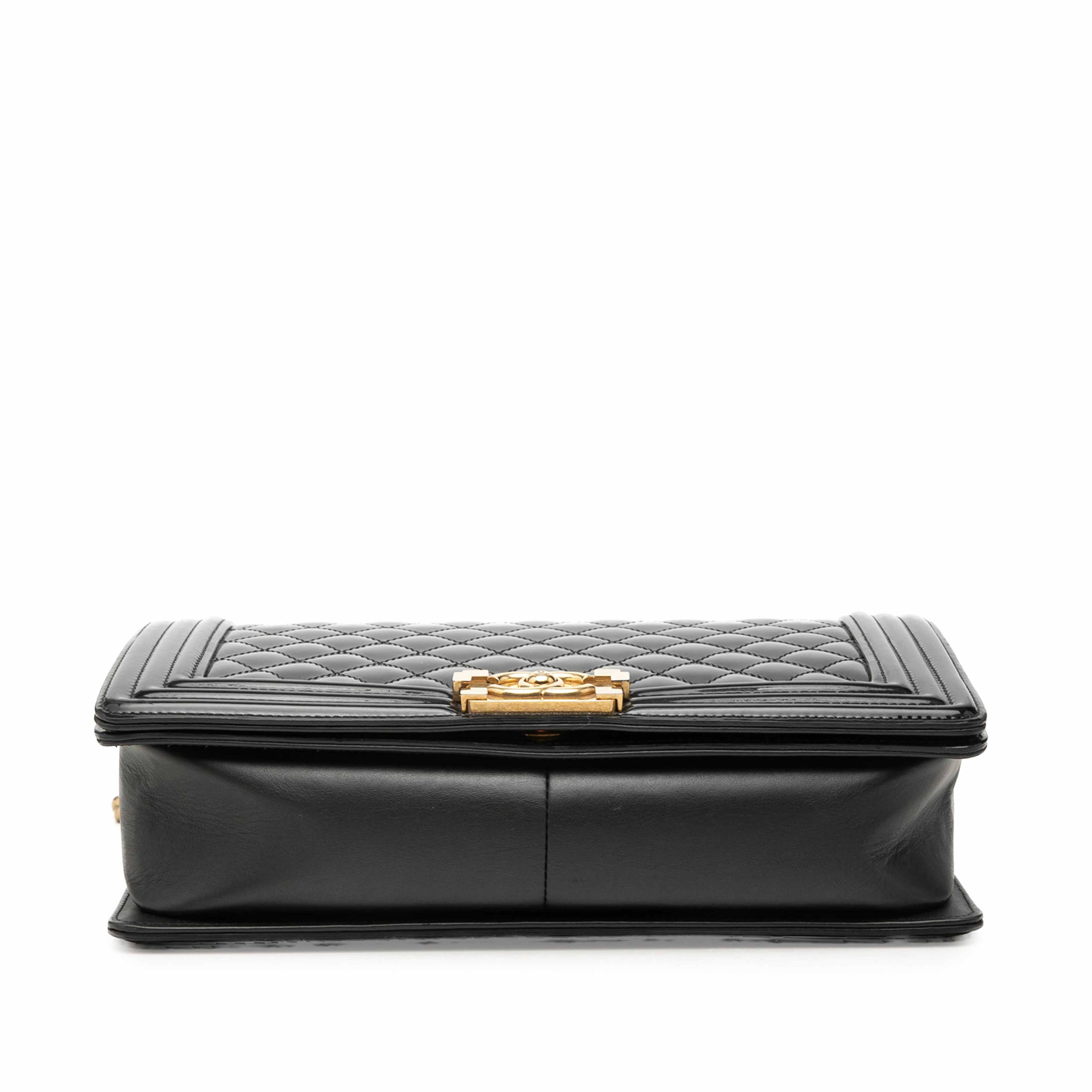 Chanel Medium Quilted Patent Boy Flap, från Luxclusif, i färgen svart. Klicka för att öppna bilden i stort format