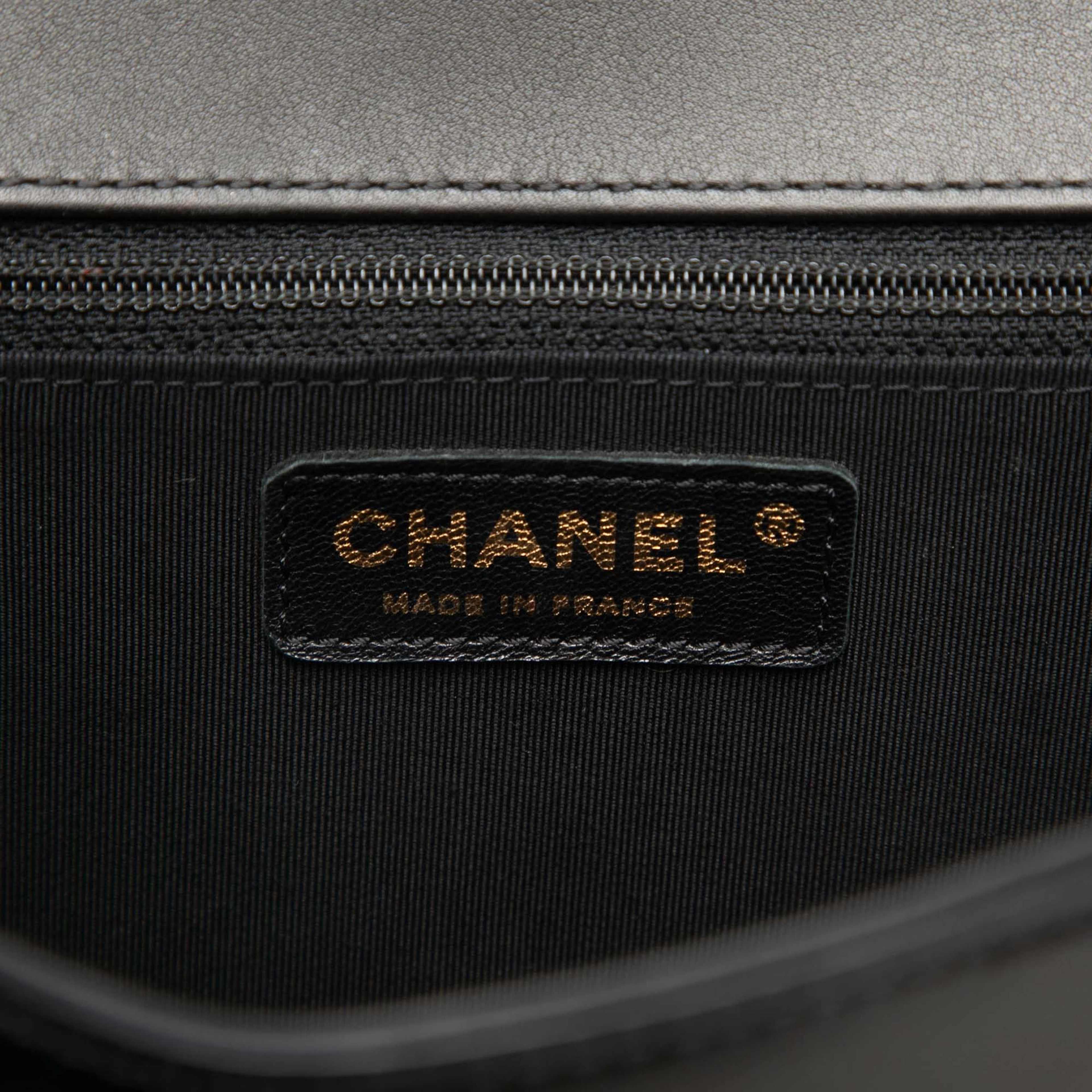 Chanel Medium Quilted Patent Boy Flap, från Luxclusif, i färgen svart. Klicka för att öppna bilden i stort format