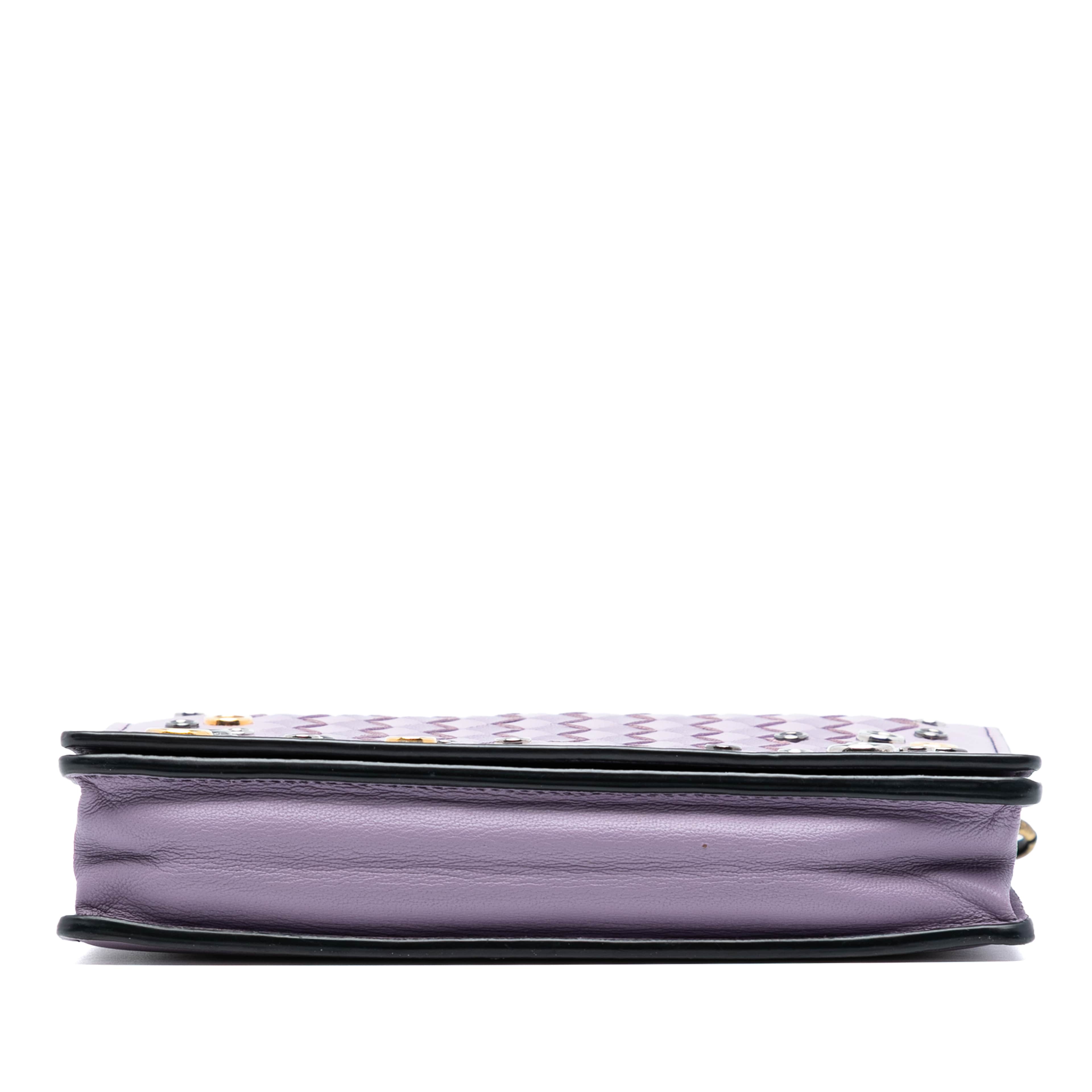 Bottega Veneta Nappa Intrecciato Studded Wallet On Chain, från Luxclusif, i färgen purple. Klicka för att öppna bilden i stort format