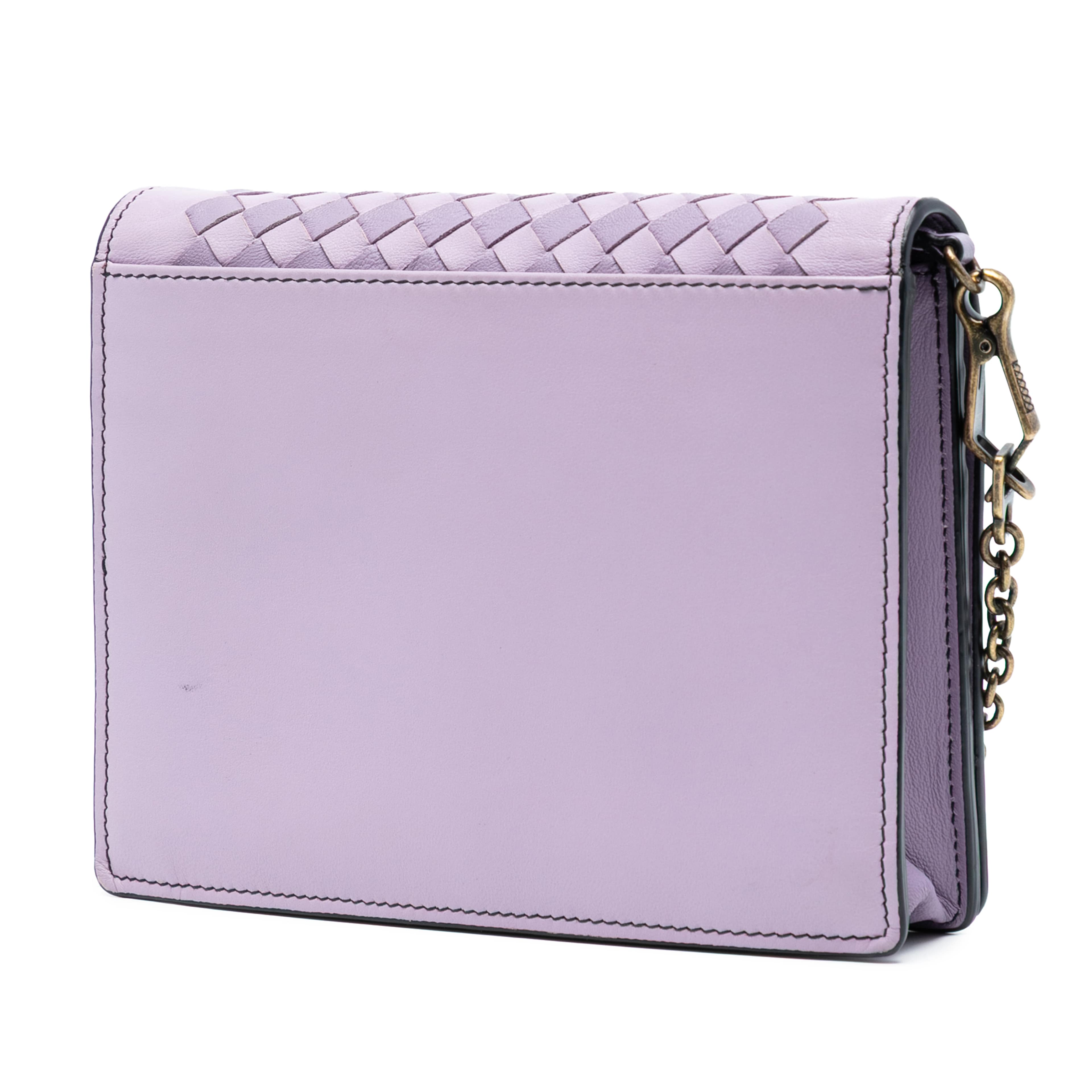 Bottega Veneta Nappa Intrecciato Studded Wallet On Chain, från Luxclusif, i färgen purple. Klicka för att öppna bilden i stort format